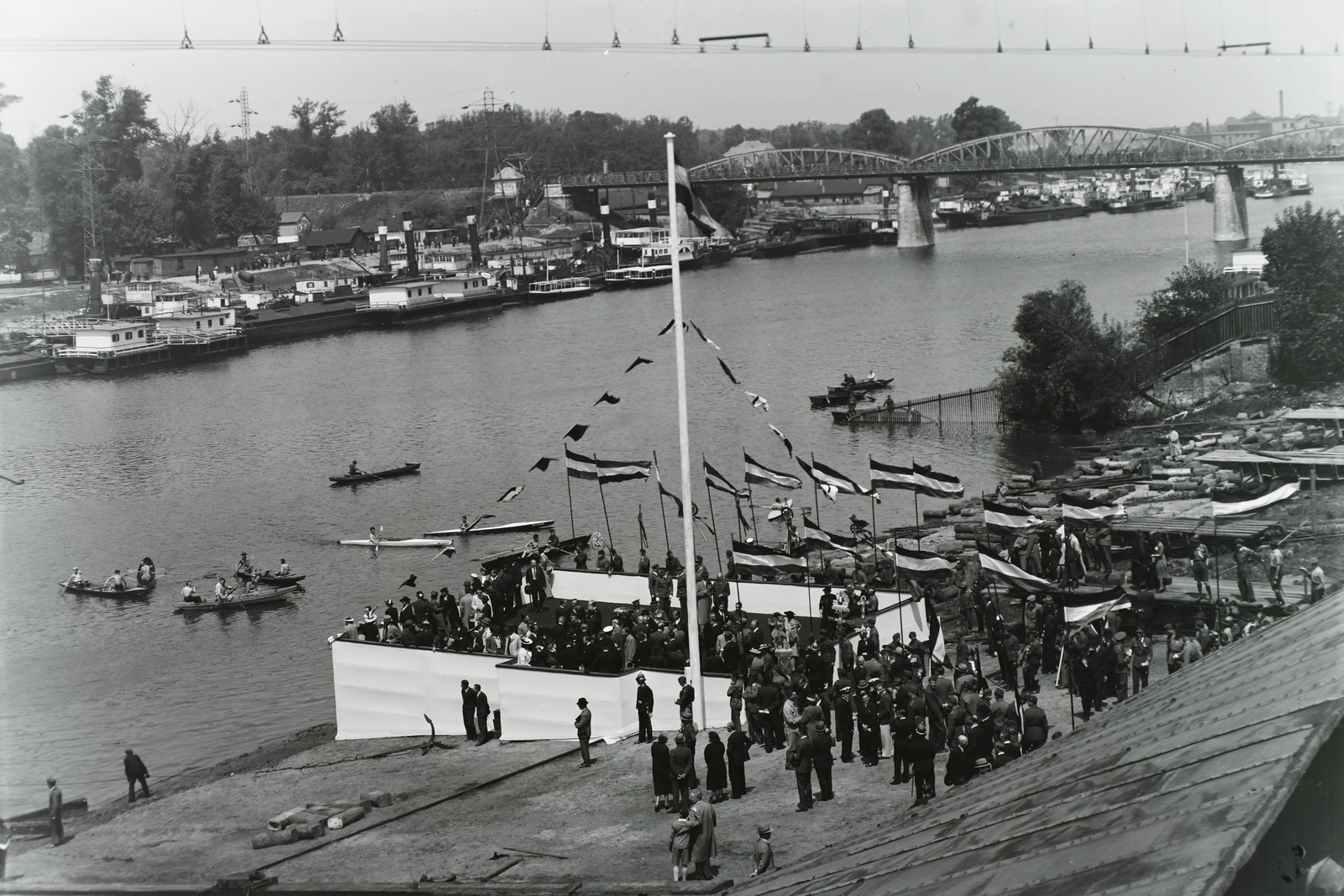 Magyarország, Budapest XIII., Újpesti-öböl, Ganz és Tsa. Villamossági-, Gép-, Waggon- és Hajógyár Rt. A felvétel a DTRT Kassa (1939) Duna-tengerjáró áruszállító hajó vízre bocsátása alkalmával készült. Háttérben az Újpesti vasúti híd. Leltári jelzet: MMKM TFGY 2017.1.409., 1939, Magyar Műszaki és Közlekedési Múzeum / Történeti Fényképek Gyűjteménye / Ganz gyűjtemény, Budapest, Fortepan #122719