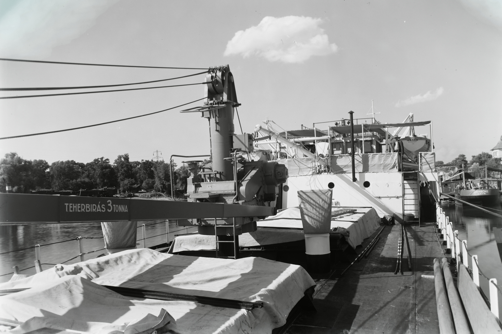 Hungary, Budapest XIII., Újpesti-öböl, Ganz és Tsa. Villamossági-, Gép-, Waggon- és Hajógyár Rt. A DTRT Kassa (1939) Duna-tengerjáró áruszállító hajó fedélzete a vízre bocsátása után. Leltári jelzet: MMKM TFGY 2017.1.429., 1939, Magyar Műszaki és Közlekedési Múzeum / Történeti Fényképek Gyűjteménye / Ganz gyűjtemény, Budapest, Fortepan #122728