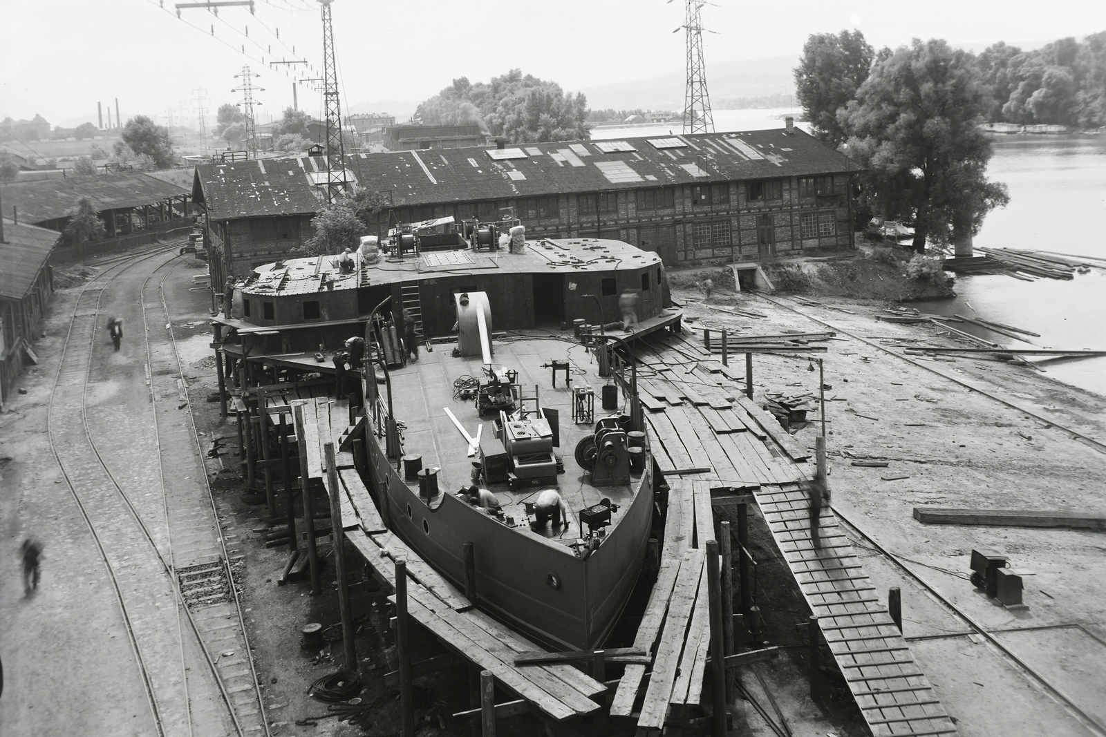 Hungary, Budapest XIII., Újpesti-öböl, Ganz és Tsa. Villamossági-, Gép-, Waggon- és Hajógyár Rt. sólyája. Az MFTR Baross (1940) vontató, lapátkerekes, dízel-motoros hajó építése. Leltári jelzet: MMKM TFGY 2017.1.474., 1940, Magyar Műszaki és Közlekedési Múzeum / Történeti Fényképek Gyűjteménye / Ganz gyűjtemény, Danube, Budapest, Fortepan #122735