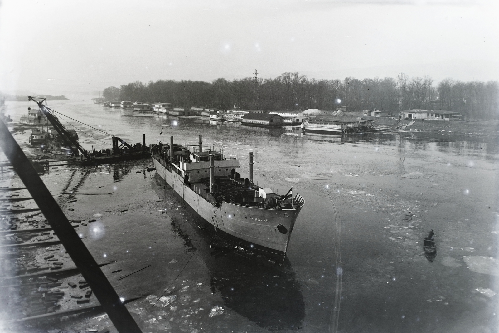 Hungary, Budapest XIII., Újpesti-öböl, Ganz és Tsa. Villamossági-, Gép-, Waggon- és Hajógyár Rt. A felvétel a DTRT Ungvár (1941) duna-tengeri áruszállító csavaros motorhajó vízrebocsátásakor készült.Leltári jelzet: MMKM TFGY 2017.1.478., 1941, Magyar Műszaki és Közlekedési Múzeum / Történeti Fényképek Gyűjteménye / Ganz gyűjtemény, Budapest, Fortepan #122736