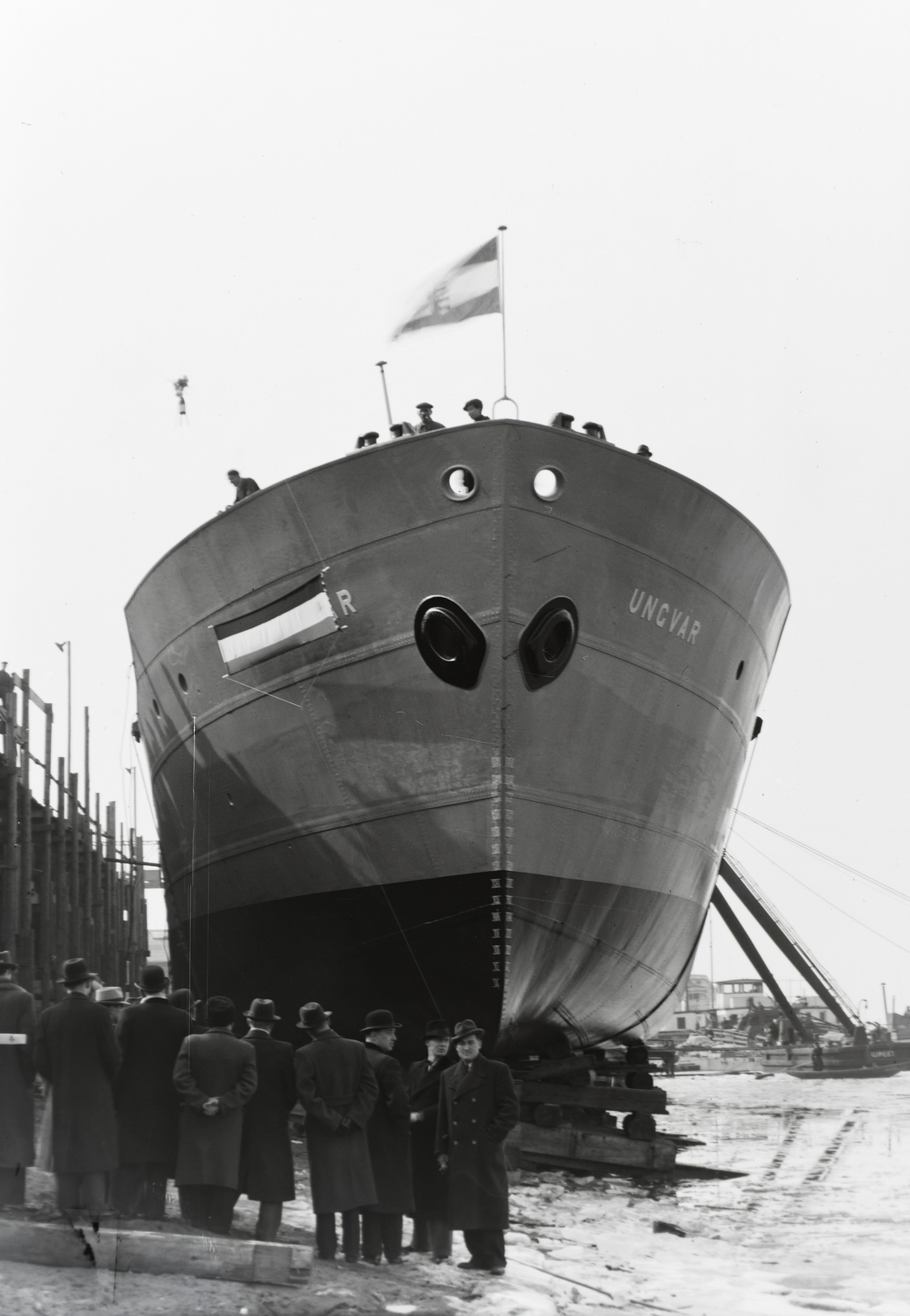 Hungary, Budapest XIII., Újpesti-öböl, Ganz és Tsa. Villamossági-, Gép-, Waggon- és Hajógyár Rt. A DTRT Ungvár (1941) duna-tengeri áruszállító csavaros motorhajó vízrebocsátása előtt a sólyán. Leltári jelzet: MMKM TFGY 2017.1.483., 1941, Magyar Műszaki és Közlekedési Múzeum / Történeti Fényképek Gyűjteménye / Ganz gyűjtemény, Budapest, Fortepan #122740