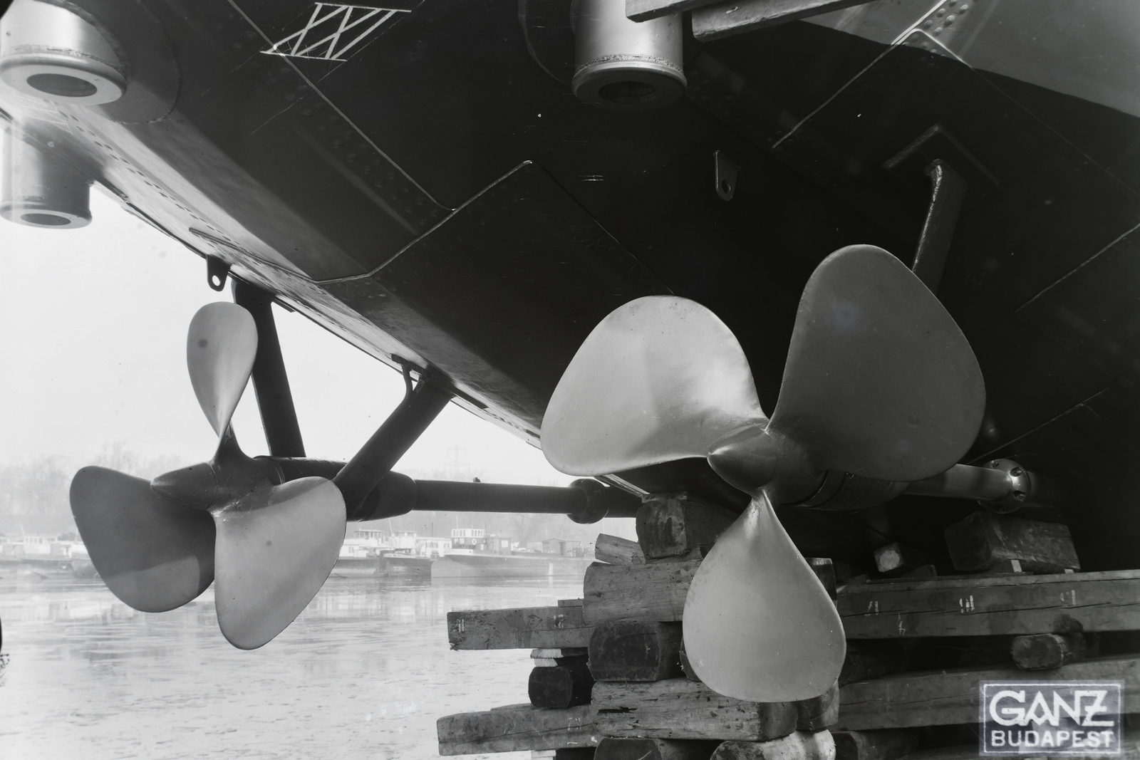 Hungary, Budapest XIII., Újpesti-öböl, Ganz és Tsa. Villamossági-, Gép-, Waggon- és Hajógyár Rt. A DTRT Ungvár (1941) duna-tengeri áruszállító csavaros motorhajó vízrebocsátása előtt a sólyán. Leltári jelzet: MMKM TFGY 2017.1.485., 1941, Magyar Műszaki és Közlekedési Múzeum / Történeti Fényképek Gyűjteménye / Ganz gyűjtemény, Budapest, Fortepan #122742