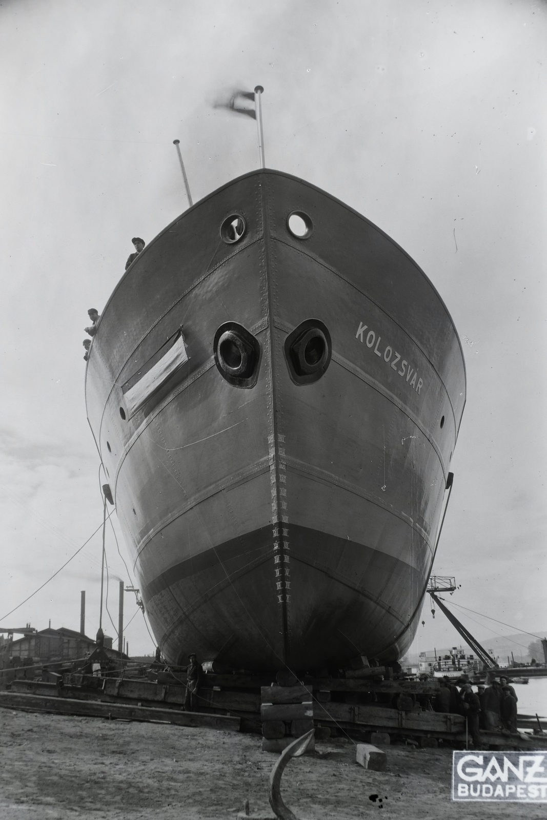 Hungary, Budapest XIII., Újpesti-öböl, Ganz és Tsa. Villamossági-, Gép-, Waggon- és Hajógyár Rt. A DTRT Kolozsvár (1941) duna-tengeri áruszállító csavaros motorhajó vízrebocsátása előtt a sólyán. Leltári jelzet: MMKM TFGY 2017.1.488., 1941, Magyar Műszaki és Közlekedési Múzeum / Történeti Fényképek Gyűjteménye / Ganz gyűjtemény, Budapest, Fortepan #122744