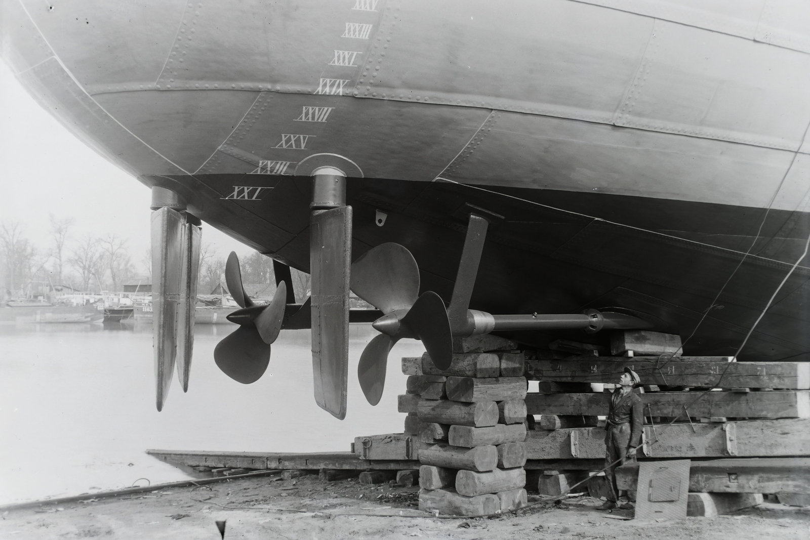 Hungary, Budapest XIII., Újpesti-öböl, Ganz és Tsa. Villamossági-, Gép-, Waggon- és Hajógyár Rt. A DTRT Kolozsvár (1941) duna-tengeri áruszállító csavaros motorhajó vízrebocsátása előtt a sólyáni. Leltári jelzet: MMKM TFGY 2017.1.490., 1941, Magyar Műszaki és Közlekedési Múzeum / Történeti Fényképek Gyűjteménye / Ganz gyűjtemény, Budapest, Fortepan #122746