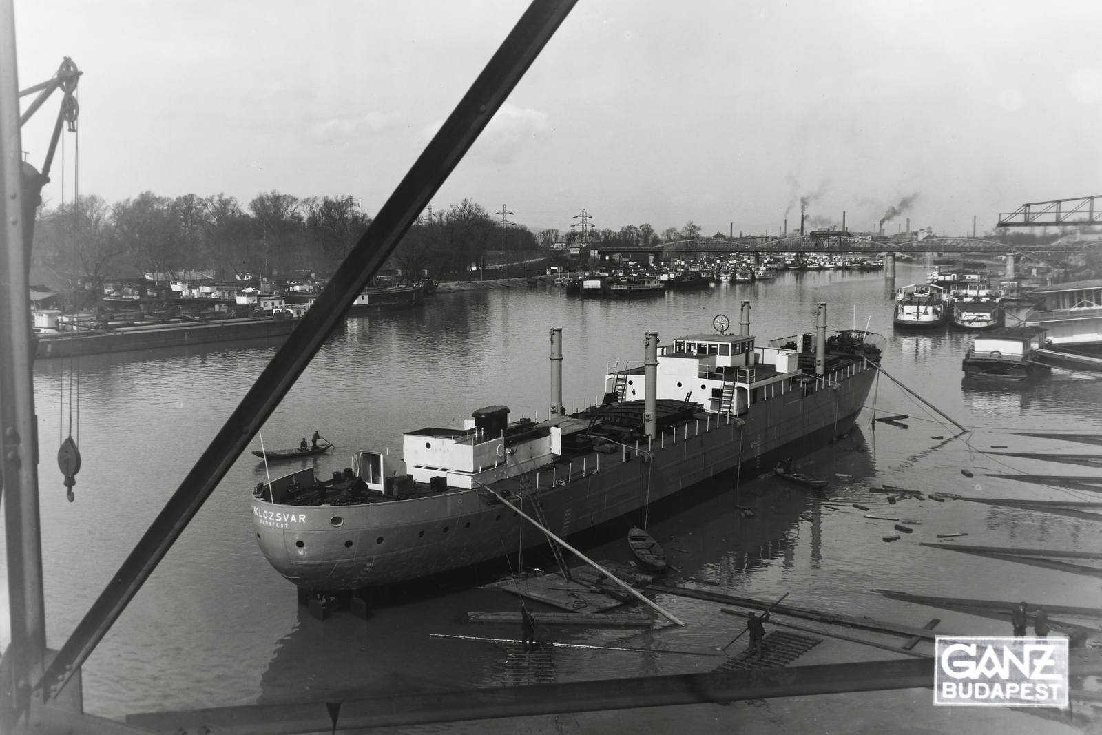 Hungary, Budapest XIII., Újpesti-öböl, Ganz és Tsa. Villamossági-, Gép-, Waggon- és Hajógyár Rt. A DTRT Kolozsvár (1941) duna-tengeri áruszállító csavaros motorhajó vízrebocsátása után. Leltári jelzet: MMKM TFGY 2017.1.493., 1941, Magyar Műszaki és Közlekedési Múzeum / Történeti Fényképek Gyűjteménye / Ganz gyűjtemény, Budapest, Fortepan #122748