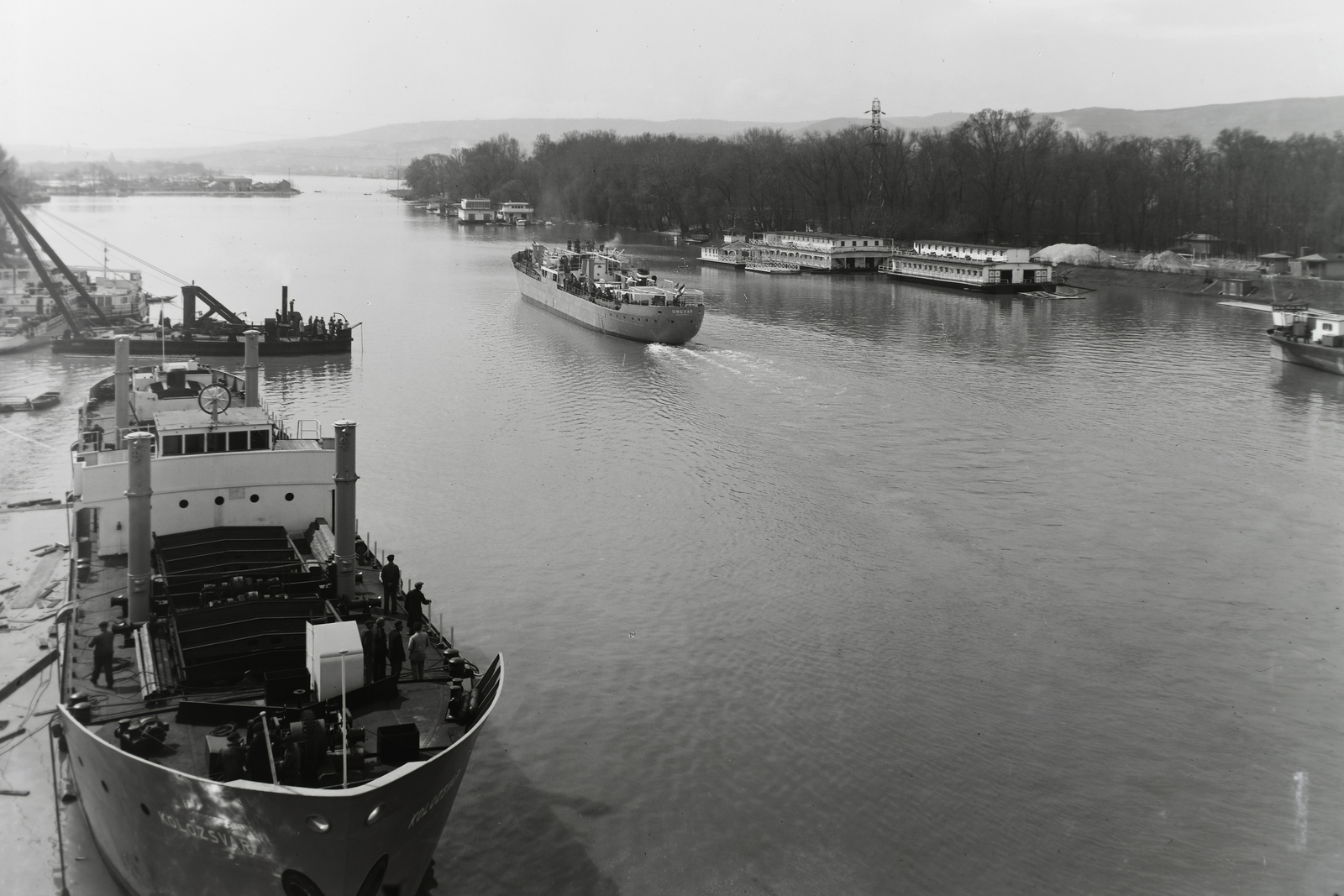 Magyarország, Budapest XIII., Újpesti-öböl, Ganz és Tsa. Villamossági-, Gép-, Waggon- és Hajógyár Rt. Előtérben a DTRT Kolozsvár (1941) duna-tengeri áruszállító csavaros motorhajó vízrebocsájtása után, középen a DTRT Ungvár (1941) duna-tengeri áruszállító csavaros motorhajó. Leltári jelzet: MMKM TFGY 2017.1.496., 1941, Magyar Műszaki és Közlekedési Múzeum / Történeti Fényképek Gyűjteménye / Ganz gyűjtemény, Budapest, Fortepan #122751