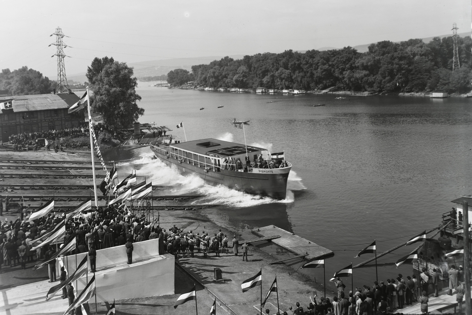 Magyarország, »SINDA (Societa Italiana di Navigazione Danubiana) PIEMONTE (1941) vontató csavaros motorhajó vízrebocsájtása /ép.sz.482/, a díszsorfalat Ganz-gyári cserkészek és leventék állják.« Leltári jelzet: MMKM TFGY 2017.1.527., 1941, Magyar Műszaki és Közlekedési Múzeum / Történeti Fényképek Gyűjteménye / Ganz gyűjtemény, Fortepan #122766