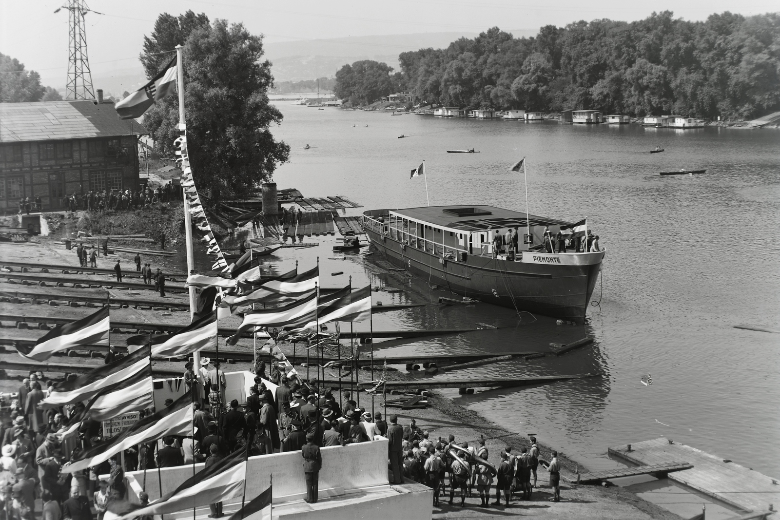 Hungary, »SINDA (Societa Italiana di Navigazione Danubiana) PIEMONTE (1941)  vontató csavaros motorhajó vízrebocsájtása után, a díszsorfalat Ganz-gyári cserkészek és leventék állják.« Leltári jelzet: MMKM TFGY 2017.1.528., 1941, Magyar Műszaki és Közlekedési Múzeum / Történeti Fényképek Gyűjteménye / Ganz gyűjtemény, Fortepan #122767