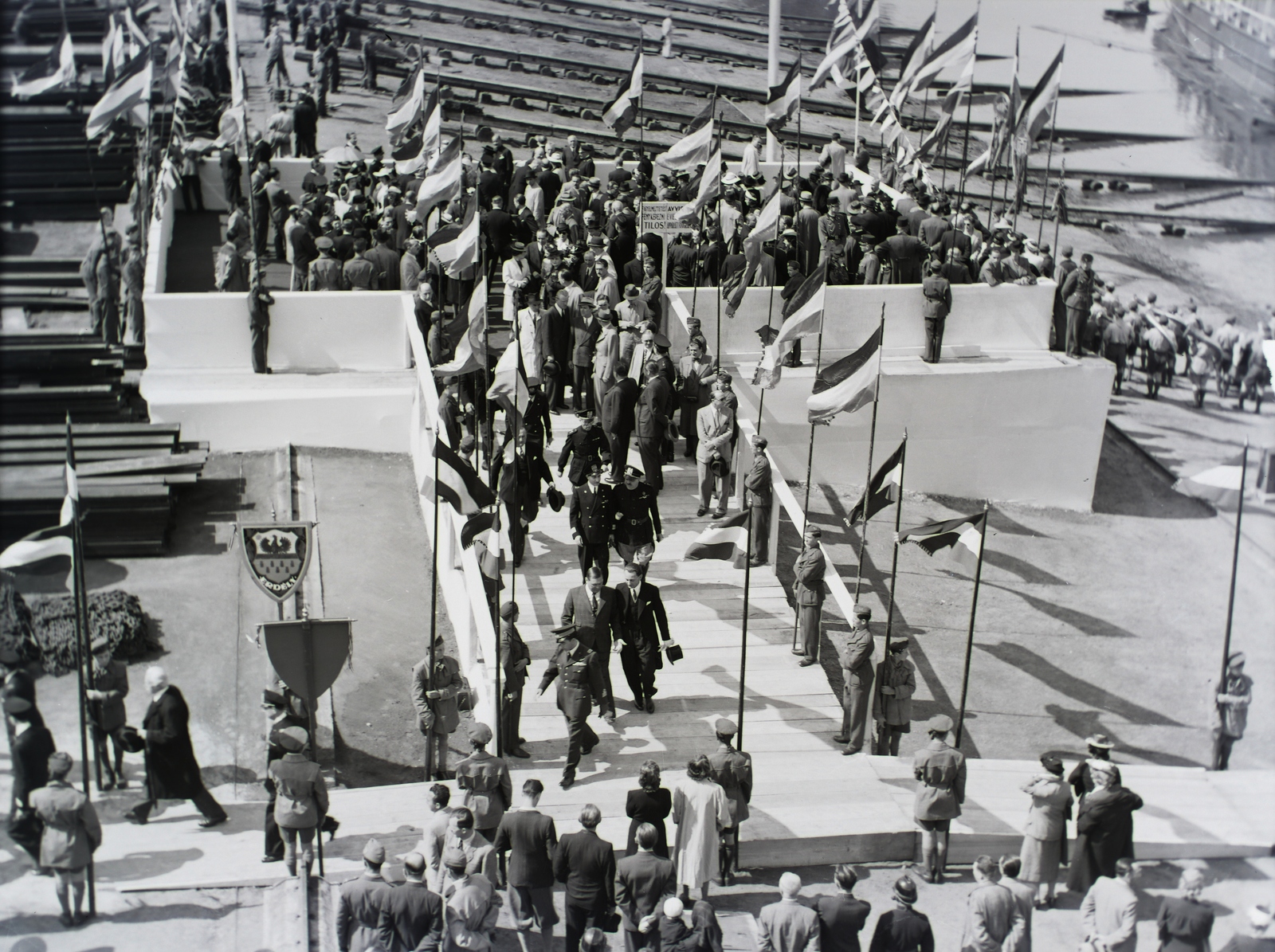 Hungary, »SINDA (Societa Italiana di Navigazione Danubiana) PIEMONTE (1941)  vontató csavaros motorhajó vízrebocsájtása; tribün, a díszsorfalat Ganz-gyári cserkészek és leventék állják.« Leltári jelzet: MMKM TFGY 2017.1.537., 1941, Magyar Műszaki és Közlekedési Múzeum / Történeti Fényképek Gyűjteménye / Ganz gyűjtemény, Fortepan #122775