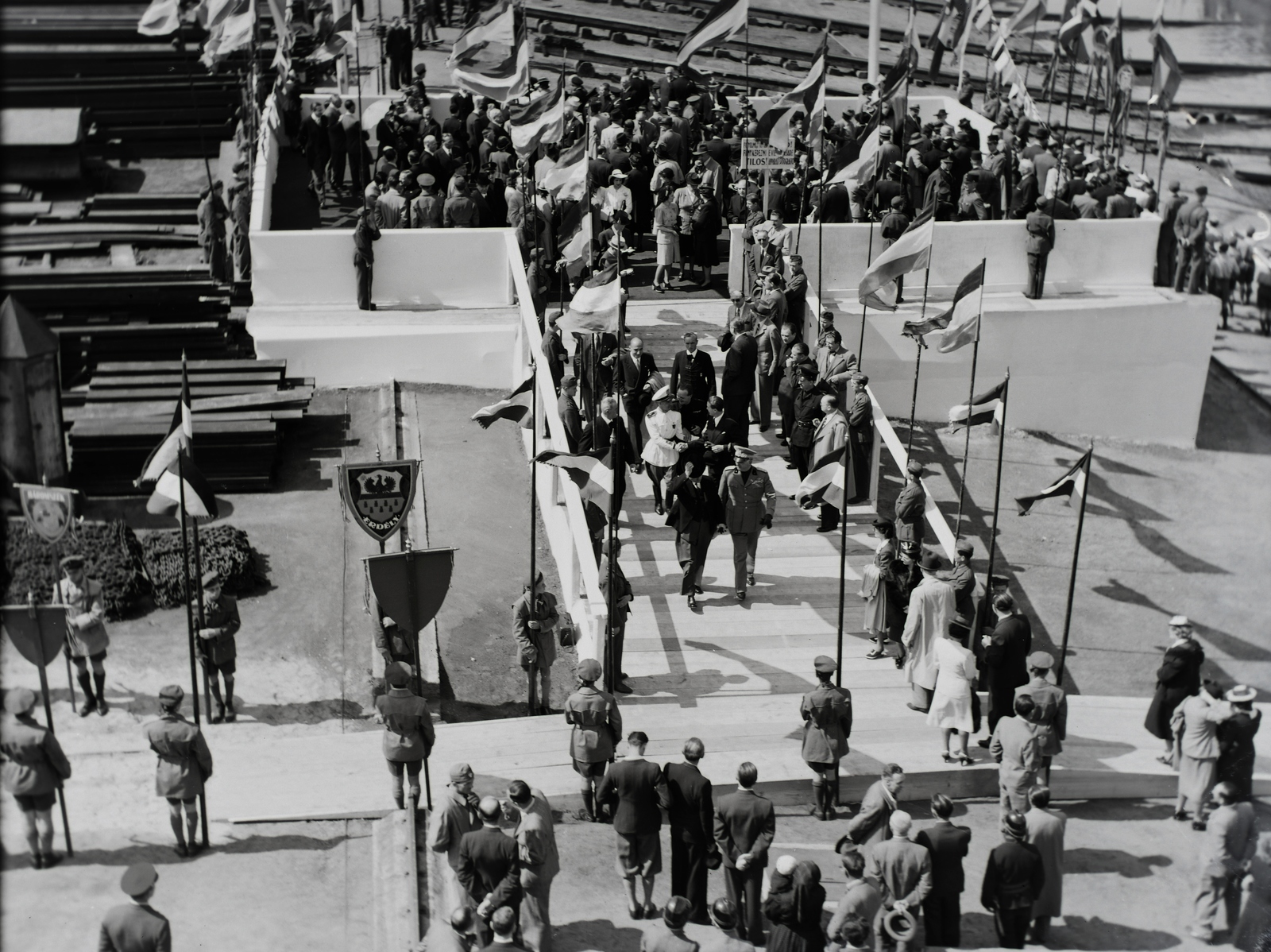 Magyarország, »SINDA (Societa Italiana di Navigazione Danubiana) PIEMONTE (1941)  vontató csavaros motorhajó vízrebocsájtása; vendégek érkezése, a díszsorfalat Ganz-gyári cserkészek és leventék állják.« Leltári jelzet: MMKM TFGY 2017.1.542., 1941, Magyar Műszaki és Közlekedési Múzeum / Történeti Fényképek Gyűjteménye / Ganz gyűjtemény, Fortepan #122778