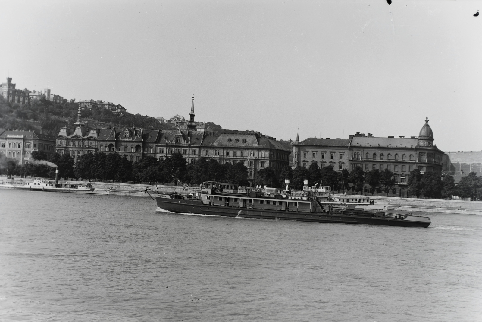 Hungary, Budapest I., SINDA (Societa Italiana di Navigazione Danubiana) PIEMONTE (1941) vontató csavaros motorhajó, háttérben a budai Várkert rakpart (Zita királyné út) házai. Leltári jelzet: MMKM TFGY 2017.1.611., 1941, Magyar Műszaki és Közlekedési Múzeum / Történeti Fényképek Gyűjteménye / Ganz gyűjtemény, Danube, Budapest, Fortepan #122809