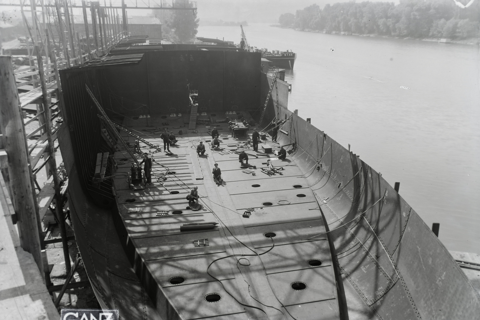 Hungary, Budapest XIII., Újpesti-öböl, Ganz és Tsa. Villamossági-, Gép-, Waggon- és Hajógyár Rt. A Magyar Vitéz (1942) tengeri áruszállító csavaros motorhajó építése. Leltári jelzet: MMKM TFGY 2017.1.617., 1941, Magyar Műszaki és Közlekedési Múzeum / Történeti Fényképek Gyűjteménye / Ganz gyűjtemény, Budapest, Fortepan #122812