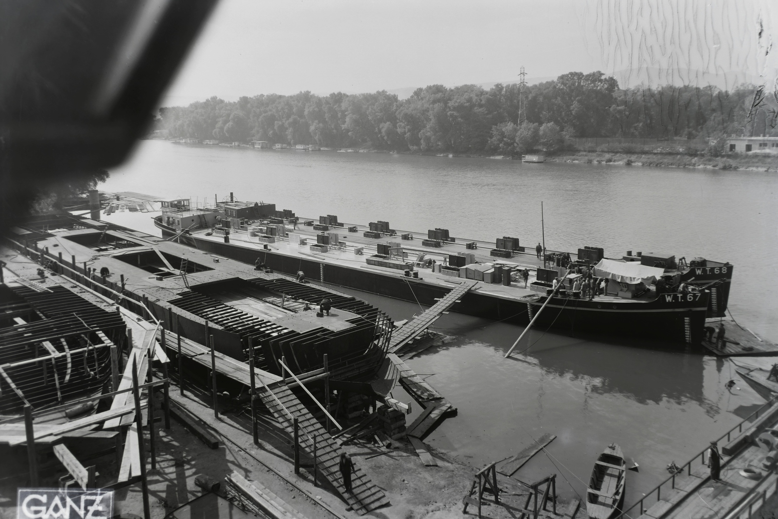 Hungary, Budapest XIII., Újpesti-öböl, COMOS W.T. 67. és 68. számú tankuszályok, szemben a Népsziget. Leltári jelzet: MMKM TFGY 2017.1.620, 1941, Magyar Műszaki és Közlekedési Múzeum / Történeti Fényképek Gyűjteménye / Ganz gyűjtemény, barge, Budapest, Fortepan #122814