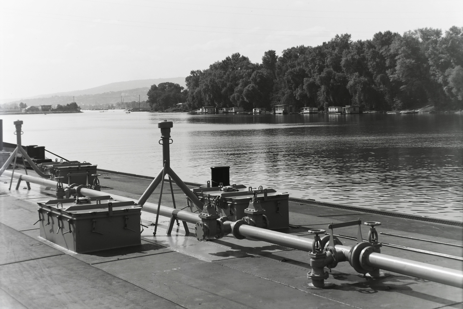 Hungary, Budapest XIII., Újpesti-öböl, jobbra a Népsziget. COMOS W.T. 68. számú tankuszály fedélzete. Leltári jelzet: MMKM TFGY 2017.1.621, 1941, Magyar Műszaki és Közlekedési Múzeum / Történeti Fényképek Gyűjteménye / Ganz gyűjtemény, barge, Budapest, Fortepan #122815