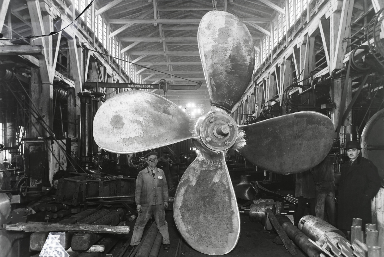 Hungary, Budapest XIII., Váci út, Ganz és Tsa. Villamossági-, Gép-, Waggon- és Hajógyár Rt. A Magyar Tengerész (1942) tengeri áruszállító csavaros motorhajó hajócsavarja. Leltári jelzet: MMKM TFGY 2017.1.638., 1941, Magyar Műszaki és Közlekedési Múzeum / Történeti Fényképek Gyűjteménye / Ganz gyűjtemény, Budapest, spreading, propeller, Fortepan #122820