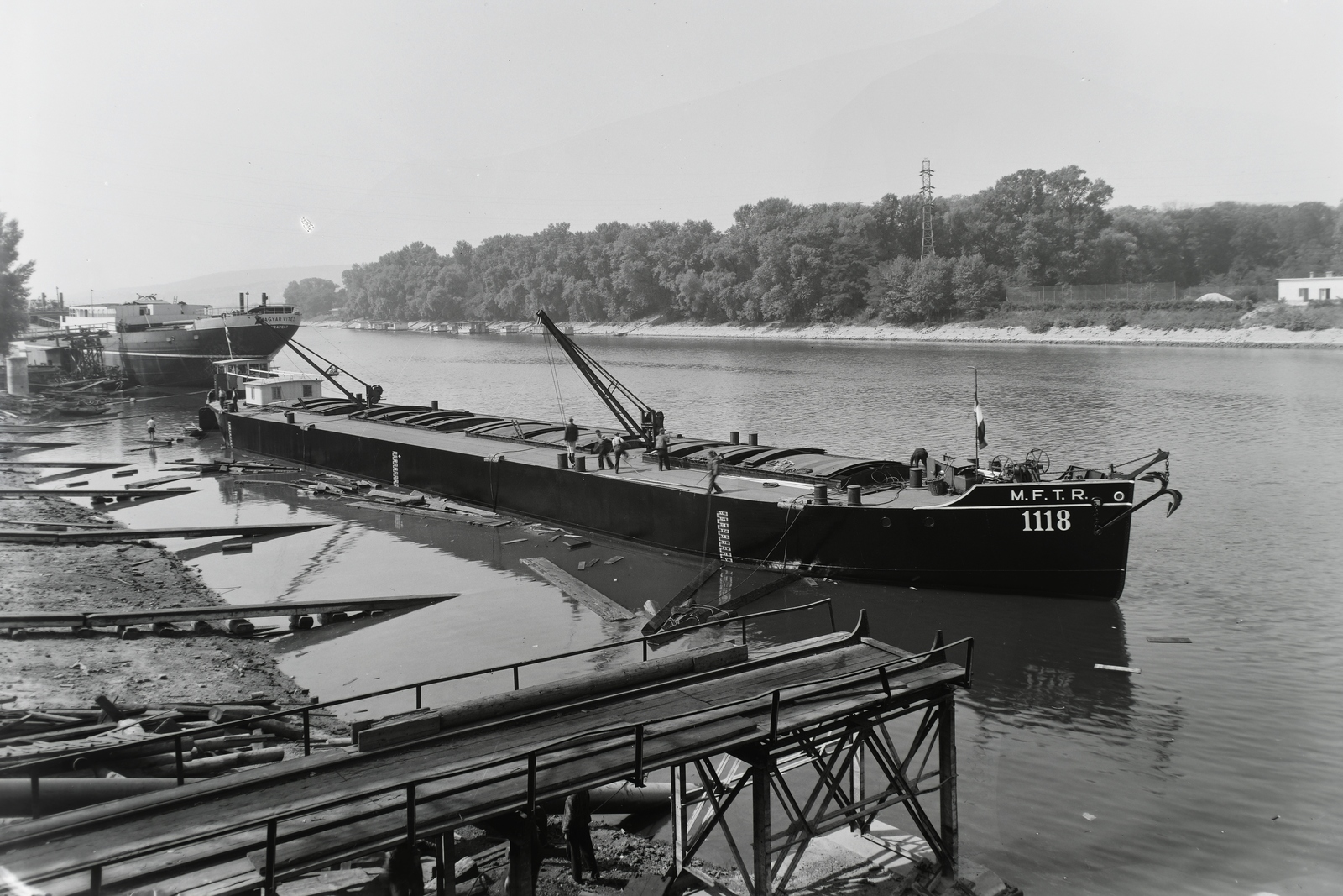 Hungary, »MFTR 1118. számú uszályhajó a vízen.« Leltári jelzet: MMKM TFGY 2017.1.726., 1942, Magyar Műszaki és Közlekedési Múzeum / Történeti Fényképek Gyűjteménye / Ganz gyűjtemény, barge, Fortepan #122865