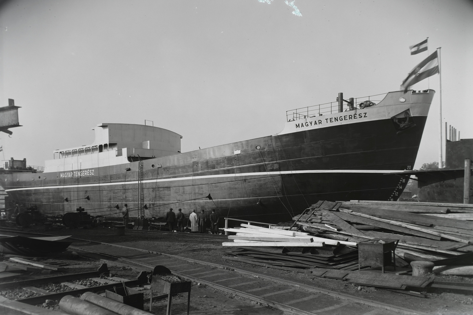 Hungary, »MAGYAR TENGERÉSZ (1942) tengeri áruszállító csavaros motorhajó vízrebocsájtás előtt.« Leltári jelzet: MMKM TFGY 2017.1.741., 1942, Magyar Műszaki és Közlekedési Múzeum / Történeti Fényképek Gyűjteménye / Ganz gyűjtemény, Fortepan #122872