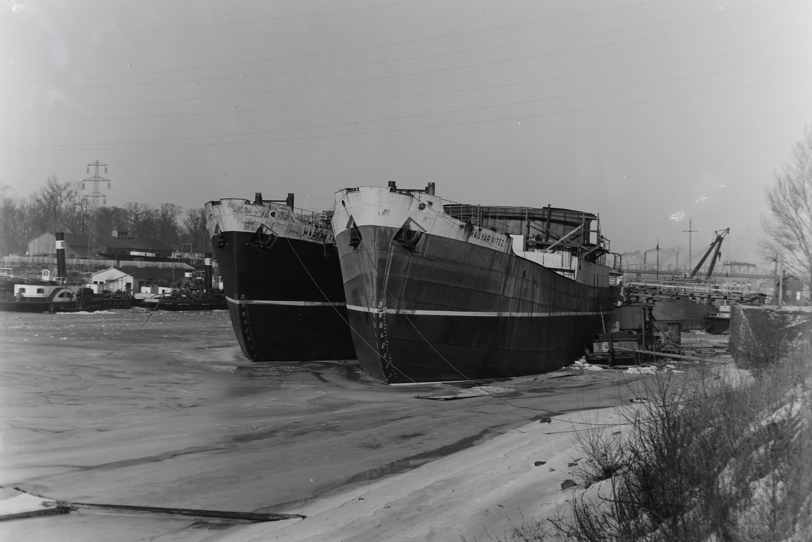 Hungary, Budapest XIII., Újpesti-öböl, Ganz és Tsa. Villamossági-, Gép-, Waggon- és Hajógyár Rt., téli kikötő. Balra a Magyar Vitéz és a Magyar Tengerész tengeri áruszállító hajók. Leltári jelzet: MMKM TFGY 2017.1.765., 1943, Magyar Műszaki és Közlekedési Múzeum / Történeti Fényképek Gyűjteménye / Ganz gyűjtemény, Budapest, Fortepan #122882