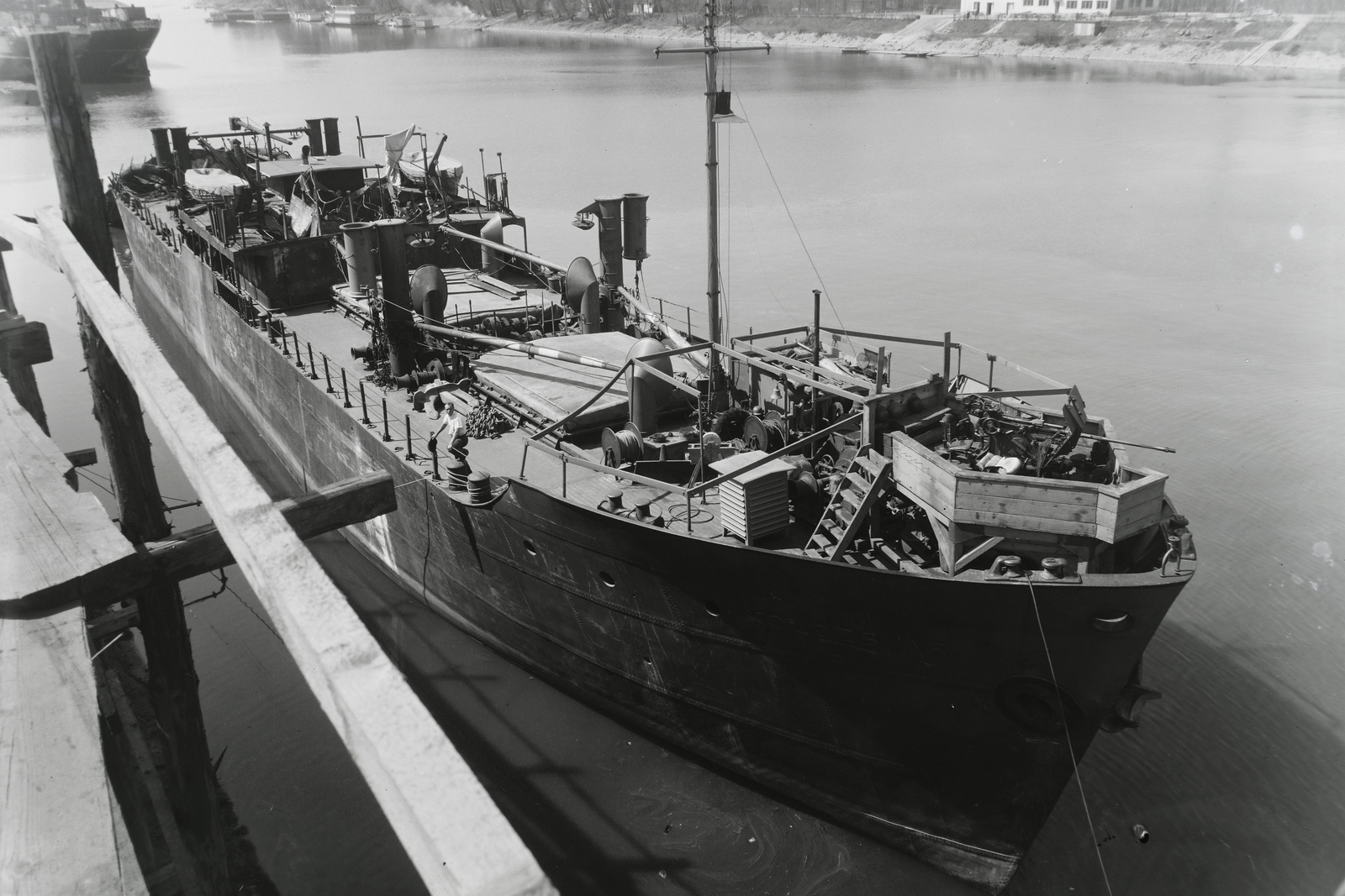 Hungary, Budapest XIII., Újpesti-öböl, Ganz és Tsa. Villamossági-, Gép-, Waggon- és Hajógyár Rt., a DTRT Kolozsvár (1941) Duna-tengeri áruszállító csavaros motorhajó. A felvétel a hajót ért 1943.I.22-i a Fekete-tengeren történt kiégés után készült. A hajó orrában légvédelmi állás látható, egy 20mm-es ágyúval. Leltári jelzet: MMKM TFGY 2017.1.784., 1943, Magyar Műszaki és Közlekedési Múzeum / Történeti Fényképek Gyűjteménye / Ganz gyűjtemény, Budapest, Fortepan #122888