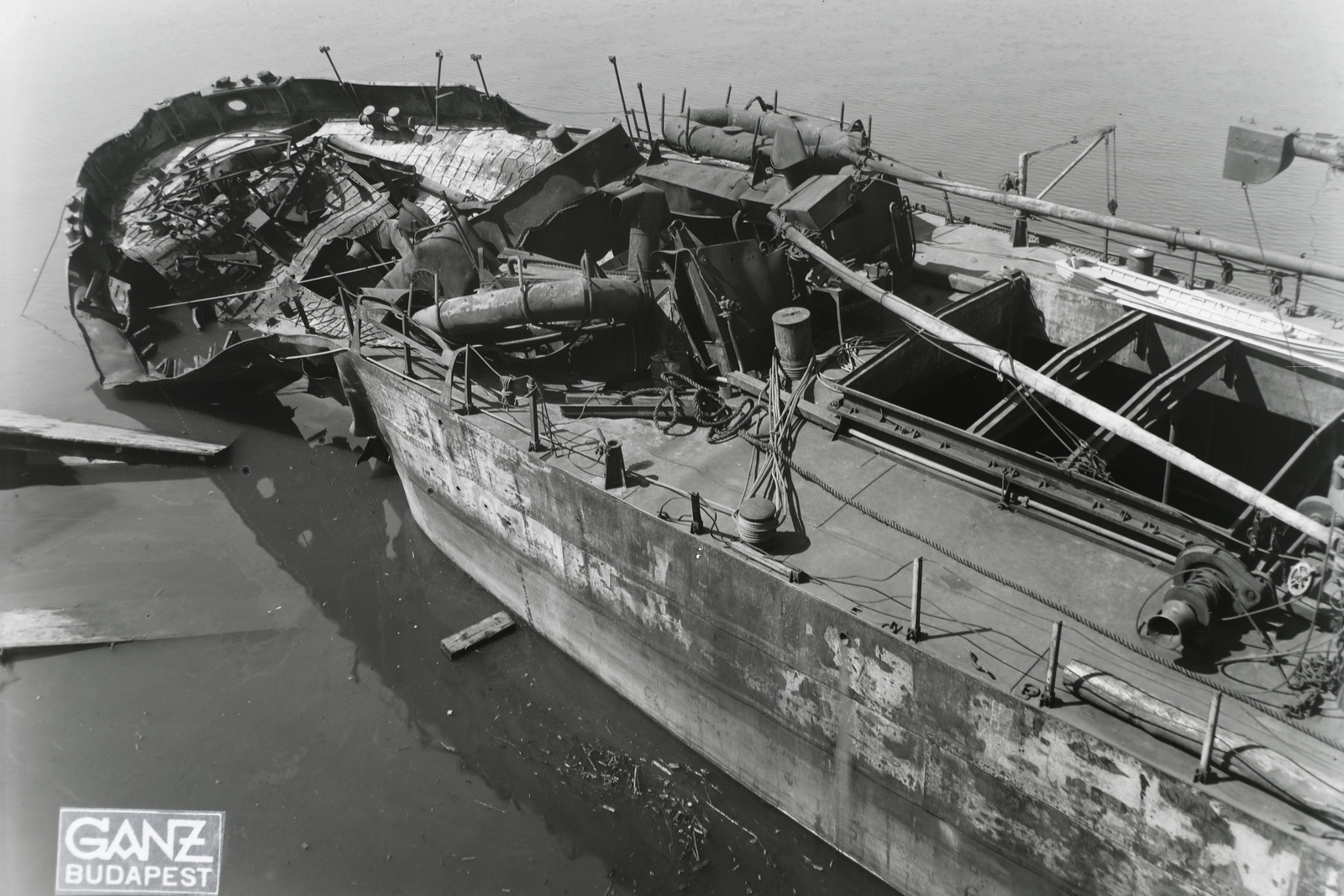 Hungary, Budapest XIII., Újpesti-öböl, Ganz és Tsa. Villamossági-, Gép-, Waggon- és Hajógyár Rt., a DTRT Kolozsvár (1941) Duna-tengeri áruszállító csavaros motorhajó. A felvétel a hajót ért 1943.I.22-i a Fekete-tengeren történt kiégés után készült. Leltári jelzet: MMKM TFGY 2017.1.788., 1943, Magyar Műszaki és Közlekedési Múzeum / Történeti Fényképek Gyűjteménye / Ganz gyűjtemény, Budapest, Fortepan #122891