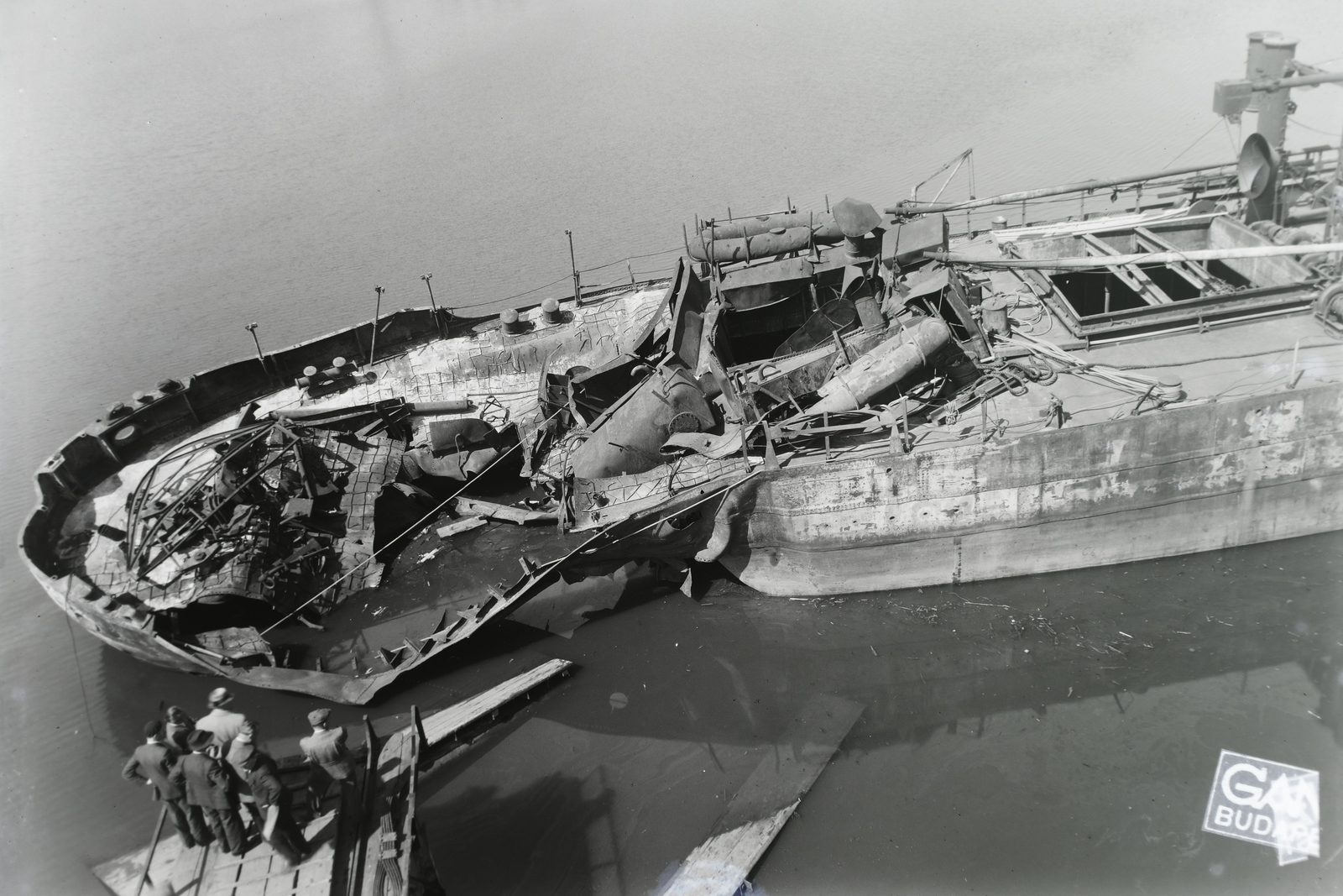 Hungary, Budapest XIII., Újpesti-öböl, Ganz és Tsa. Villamossági-, Gép-, Waggon- és Hajógyár Rt., a DTRT Kolozsvár (1941) Duna-tengeri áruszállító csavaros motorhajó. A felvétel a hajót ért 1943.I.22-i a Fekete-tengeren történt kiégés után készült. Leltári jelzet: MMKM TFGY 2017.1.789., 1943, Magyar Műszaki és Közlekedési Múzeum / Történeti Fényképek Gyűjteménye / Ganz gyűjtemény, Budapest, Fortepan #122892