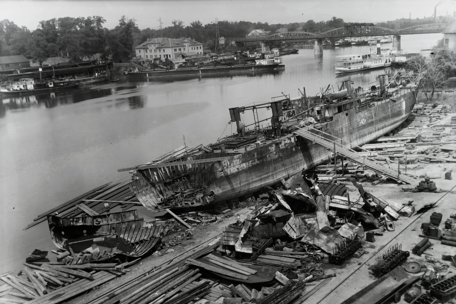 Magyarország, Budapest XIII., Újpesti-öböl, Ganz és Tsa. Villamossági-, Gép-, Waggon- és Hajógyár Rt., a DTRT Kolozsvár (1941) Duna-tengeri áruszállító csavaros motorhajó. A felvétel a hajót ért 1943.I.22-i a Fekete-tengeren történt kiégés után a hajó szétbontásról, a sólyán készült. Leltári jelzet: MMKM TFGY 2017.1.804., 1943, Magyar Műszaki és Közlekedési Múzeum / Történeti Fényképek Gyűjteménye / Ganz gyűjtemény, Budapest, Fortepan #122896
