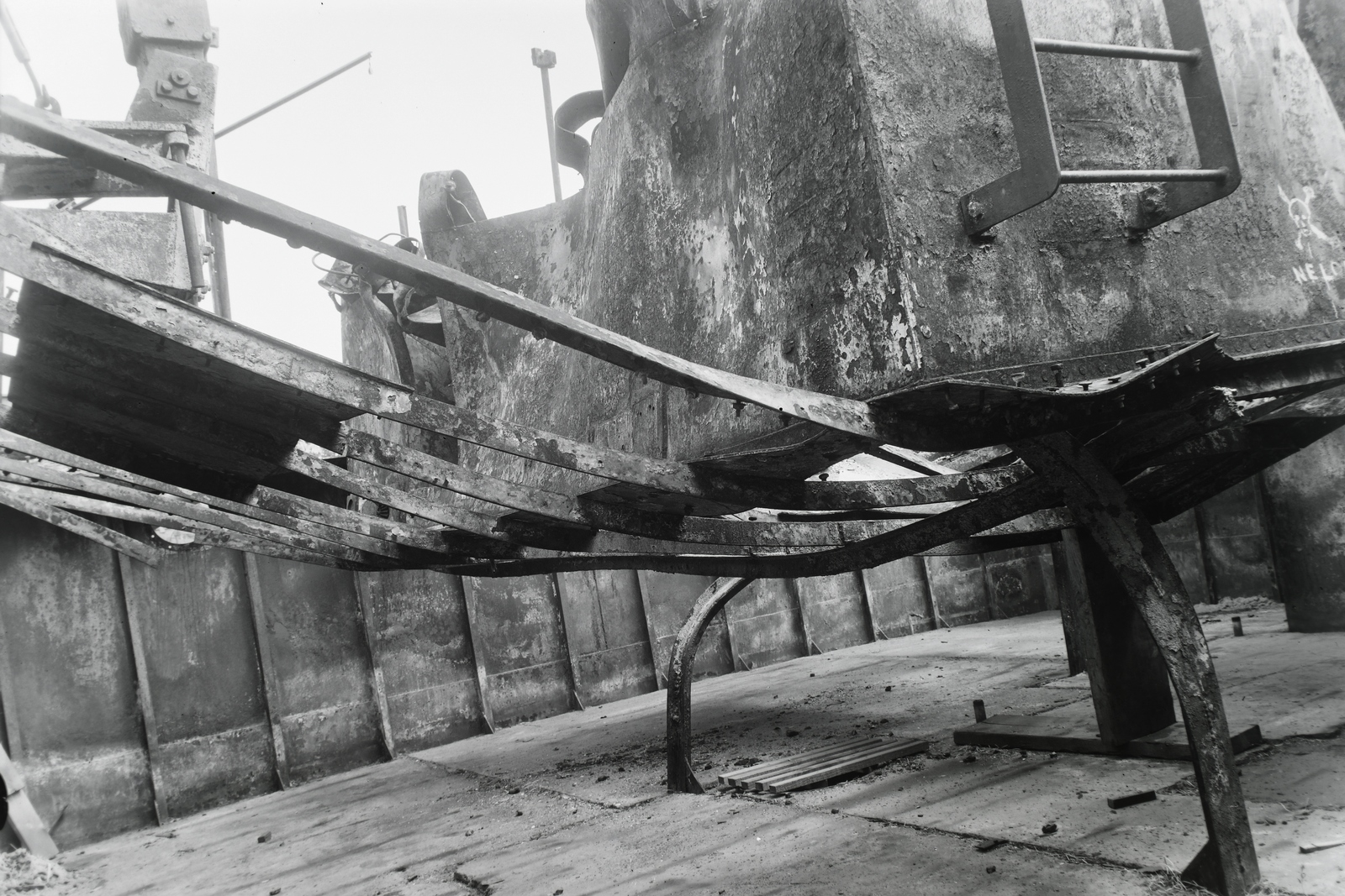 Hungary, Budapest XIII., Újpesti-öböl, Ganz és Tsa. Villamossági-, Gép-, Waggon- és Hajógyár Rt., a DTRT Kolozsvár (1941) Duna-tengeri áruszállító csavaros motorhajó. A felvétel a hajót ért 1943.I.22-i a Fekete-tengeren történt kiégés után a hajó szétbontásról, a sólyán készült. Leltári jelzet: MMKM TFGY 2017.1.805., 1943, Magyar Műszaki és Közlekedési Múzeum / Történeti Fényképek Gyűjteménye / Ganz gyűjtemény, Budapest, Fortepan #122897