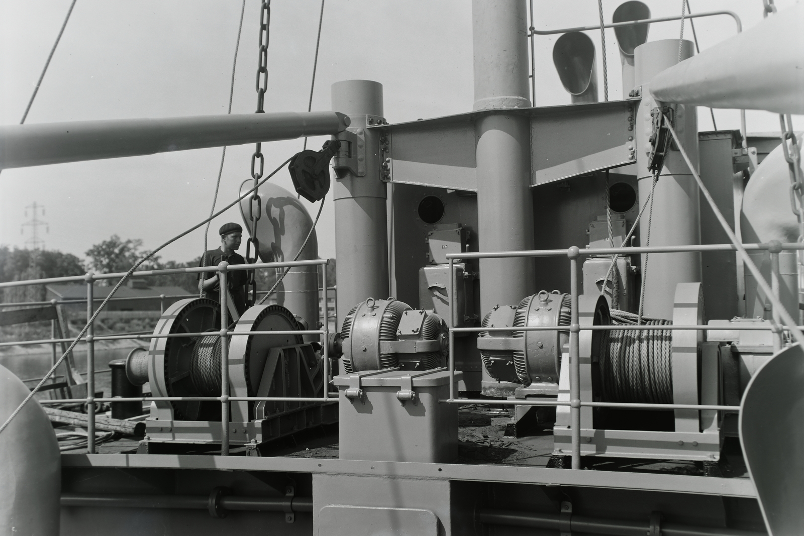 Magyarország, Budapest XIII., Újpesti-öböl, Ganz és Tsa. Villamossági-, Gép-, Waggon- és Hajógyár Rt. A Magyar Vitéz (1942) tengeri áruszállító csavaros motorhajó /ép. 1943; ép. sz. 1463/, fedélzeti részlet. Leltári jelzet: MMKM TFGY 2017.1.846., 1943, Magyar Műszaki és Közlekedési Múzeum / Történeti Fényképek Gyűjteménye / Ganz gyűjtemény, Budapest, Fortepan #122907