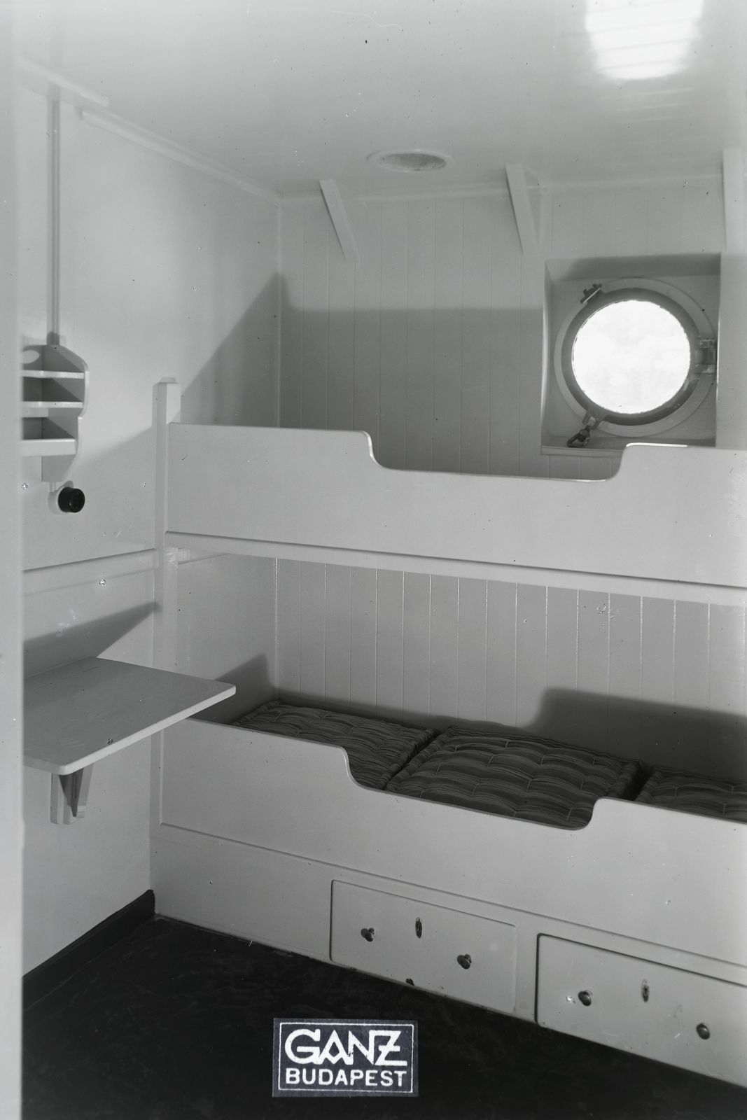 Magyarország, Budapest XIII., Újpesti-öböl, Ganz és Tsa. Villamossági-, Gép-, Waggon- és Hajógyár Rt. A Magyar Vitéz (1942) tengeri áruszállító csavaros motorhajó, személyzeti fülke. Leltári jelzet: MMKM TFGY 2017.1.867., 1943, Magyar Műszaki és Közlekedési Múzeum / Történeti Fényképek Gyűjteménye / Ganz gyűjtemény, Budapest, Fortepan #122912