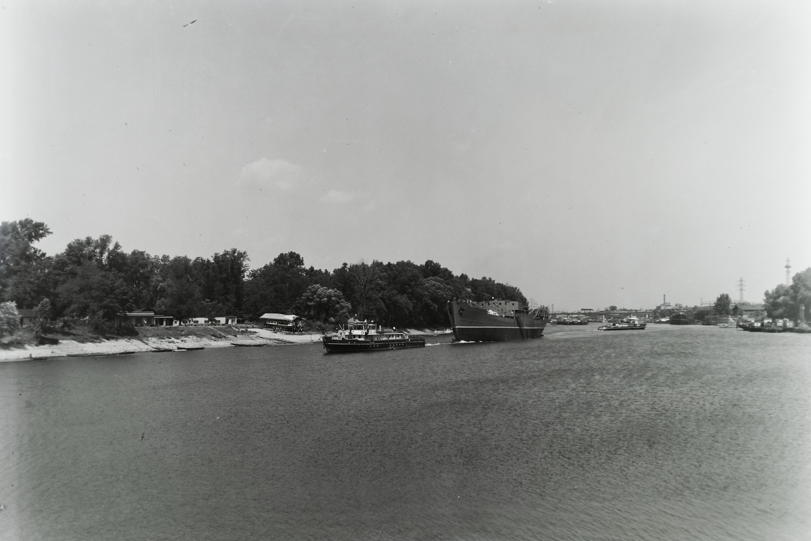 Magyarország, Budapest XIII., Újpesti-öböl, Ganz és Tsa. Villamossági-, Gép-, Waggon- és Hajógyár Rt. A Simferopol (ex Magyar Vitéz 1942) tengeri áruszállító csavaros motorhajót vontatja a MFTR Gödöllő (1941) vontató motorhajó. Leltári jelzet: MMKM TFGY 2017.1.892., 1943, Magyar Műszaki és Közlekedési Múzeum / Történeti Fényképek Gyűjteménye / Ganz gyűjtemény, Budapest, Fortepan #122915