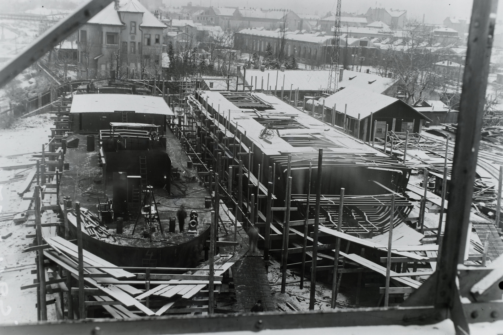 Magyarország, Budapest XIII., Újpesti-öböl, Ganz és Tsa. Villamossági-, Gép-, Waggon- és Hajógyár Rt., a jóvátételre gyártott Szimeiz (1946) és Koreiz (1946) Duna-tengerjáró motorhajók építése. Leltári jelzet: MMKM TFGY 2017.1.1006., 1945, Magyar Műszaki és Közlekedési Múzeum / Történeti Fényképek Gyűjteménye / Ganz gyűjtemény, Budapest, Fortepan #122929