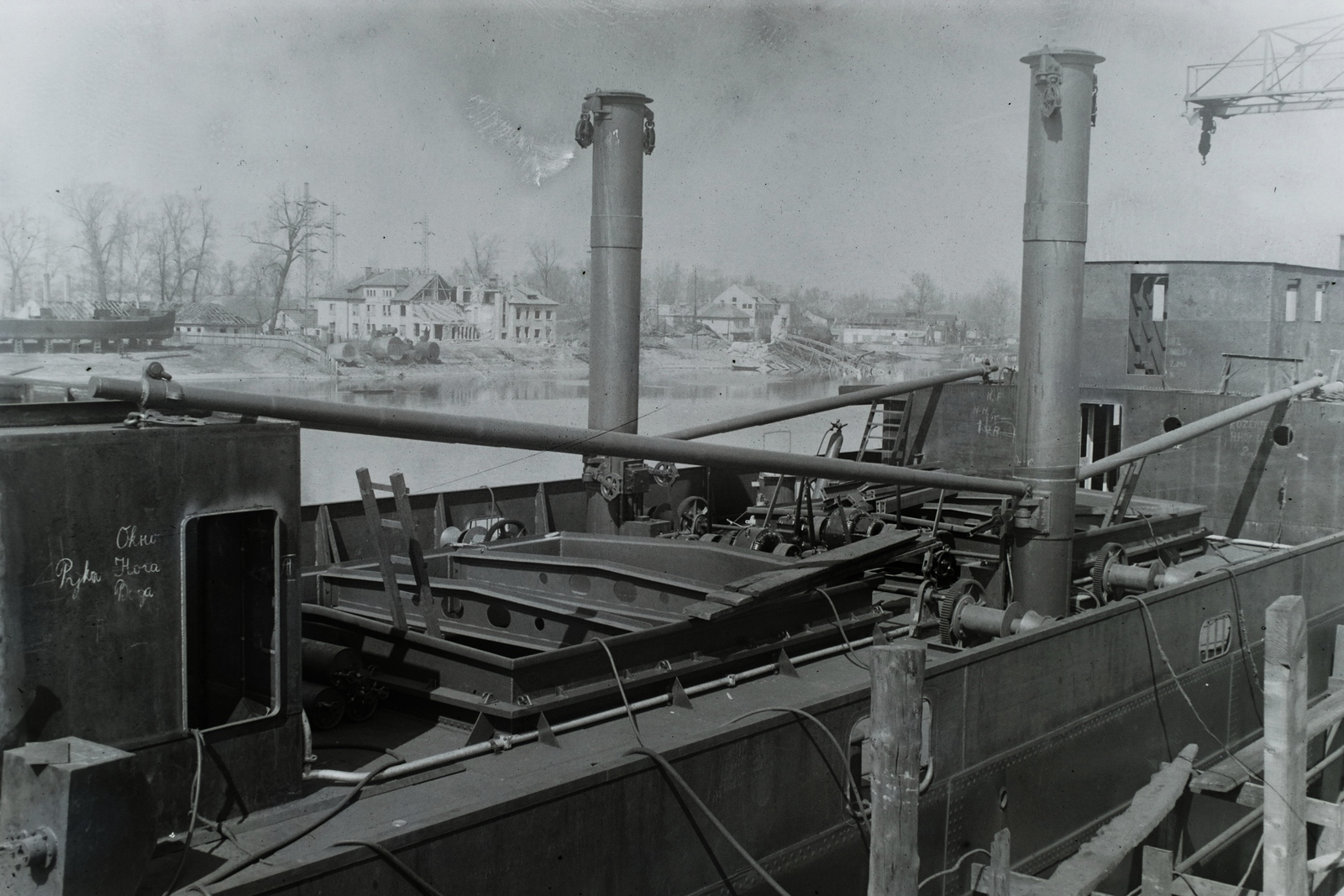 Hungary, Budapest XIII., Újpesti-öböl, háttérben a lerombolt Újpesti vasúti híd. Ganz és Tsa. Villamossági-, Gép-, Waggon- és Hajógyár Rt., a jóvátételre gyártott Szimeiz (1946) Duna-tengerjáró motorhajó építése. Leltári jelzet: MMKM TFGY 2017.1.1027., 1945, Magyar Műszaki és Közlekedési Múzeum / Történeti Fényképek Gyűjteménye / Ganz gyűjtemény, Budapest, Fortepan #122935