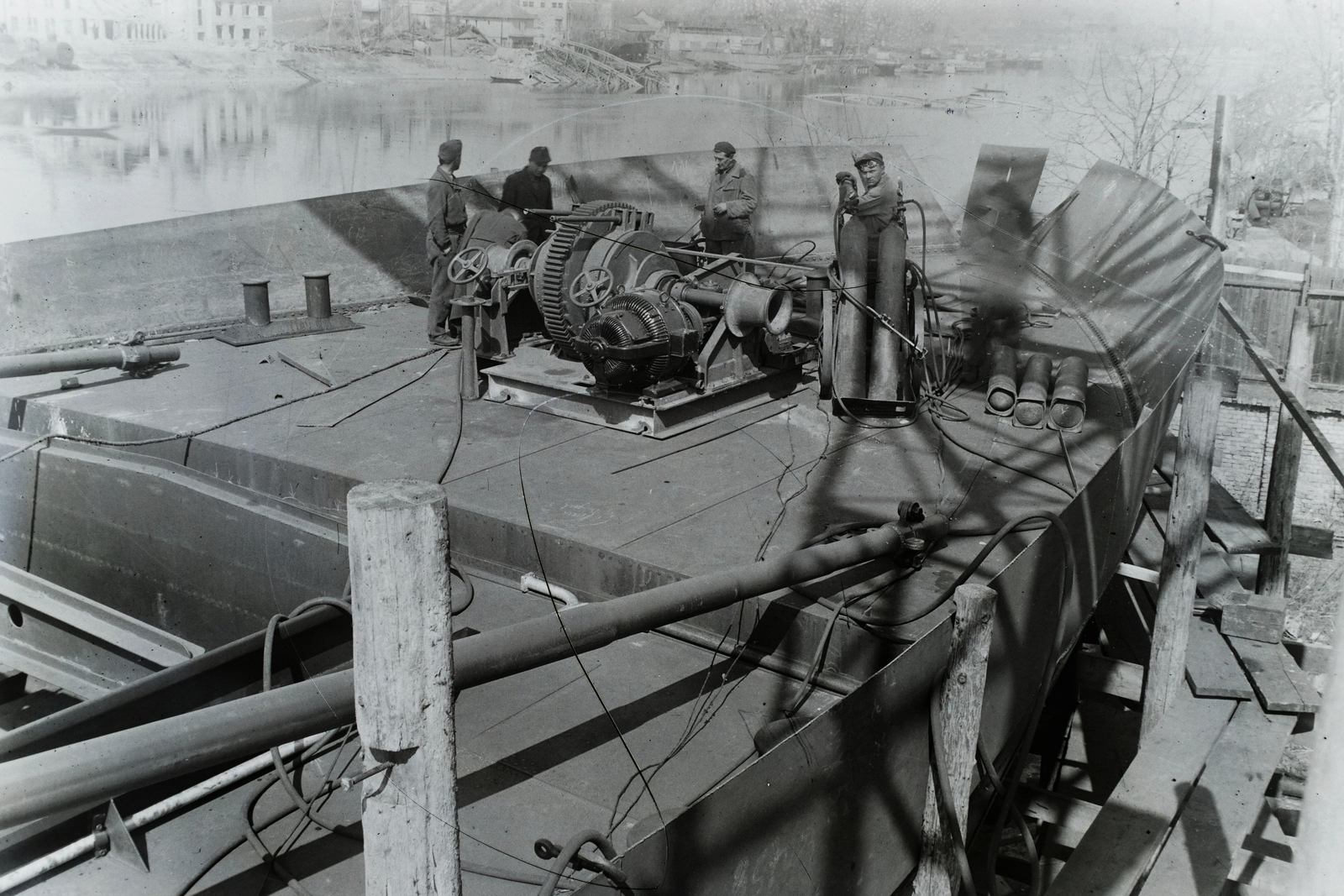 Hungary, Budapest XIII., Újpesti-öböl, háttérben a lerombolt Újpesti vasúti híd. Ganz és Tsa. Villamossági-, Gép-, Waggon- és Hajógyár Rt., a jóvátételre gyártott Szimeiz (1946) Duna-tengerjáró motorhajó építése. Leltári jelzet: MMKM TFGY 2017.1.1028., 1945, Magyar Műszaki és Közlekedési Múzeum / Történeti Fényképek Gyűjteménye / Ganz gyűjtemény, Budapest, Fortepan #122936