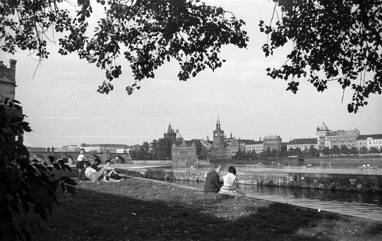 Czech Republik, Prague, a Moldva-part (Vltava-part) a Kampa múzeum teraszáról, balra a Károly híd, szemben a duzzasztógát, mögötte a Bedřich Smetana múzeum., 1958, G K, Czechoslovakia, bridge, river, picture, stone bridge, arch bridge, Peter Parler-design, Fortepan #12295