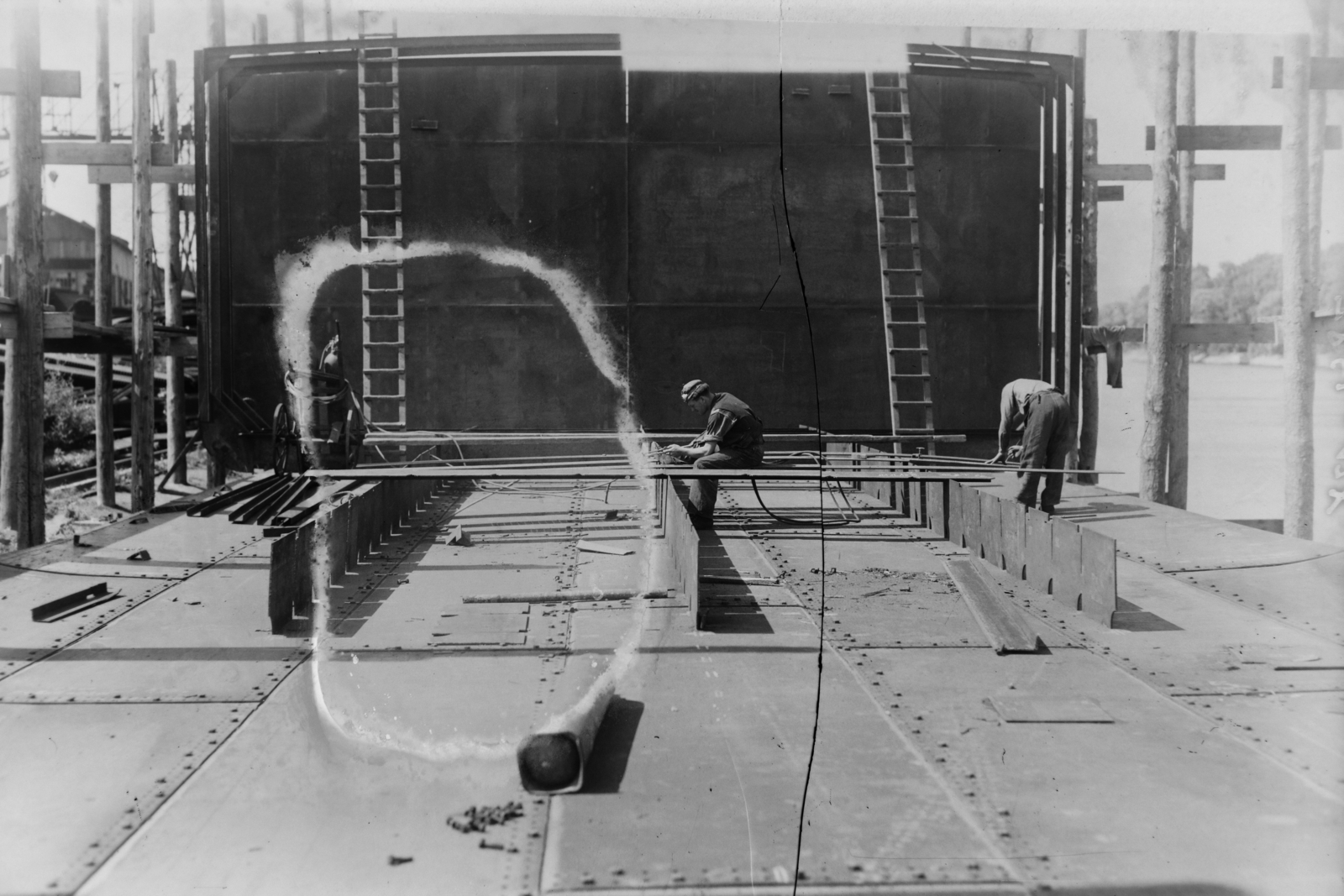 Hungary, »A jóvátételre gyártott DON (1947)  Duna-tengerjáró motorhajó .« Leltári jelzet: MMKM TFGY 2017.1.1094., 1946, Magyar Műszaki és Közlekedési Múzeum / Történeti Fényképek Gyűjteménye / Ganz gyűjtemény, worker, men, ladder, Fortepan #122962