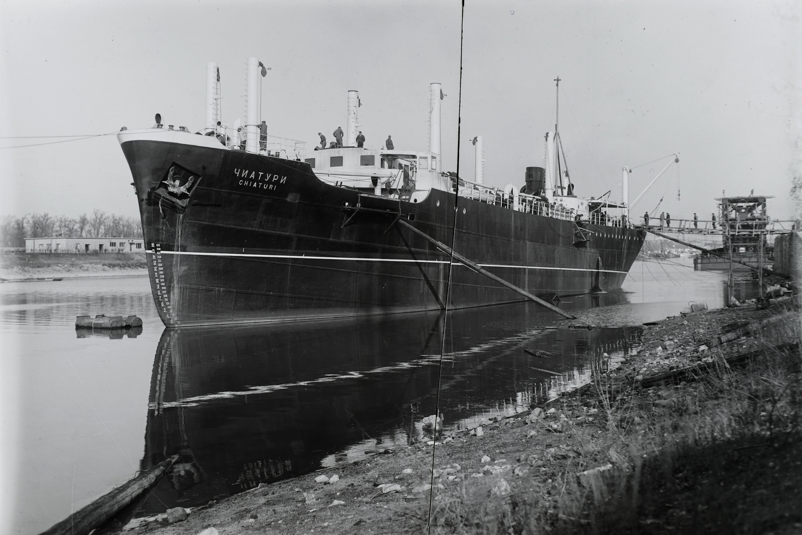 Hungary, Budapest XIII., Ganz és Tsa. Villamossági-, Gép-, Waggon- és Hajógyár Rt. Jóvátételként befejezett CSIATURI (1947) tengeri áruszállító hajó vízen. Leltári jelzet: MMKM TFGY 2017.1.1208., 1947, Magyar Műszaki és Közlekedési Múzeum / Történeti Fényképek Gyűjteménye / Ganz gyűjtemény, Cyrillic alphabet, Chiaturi-ship, Budapest, Fortepan #122994