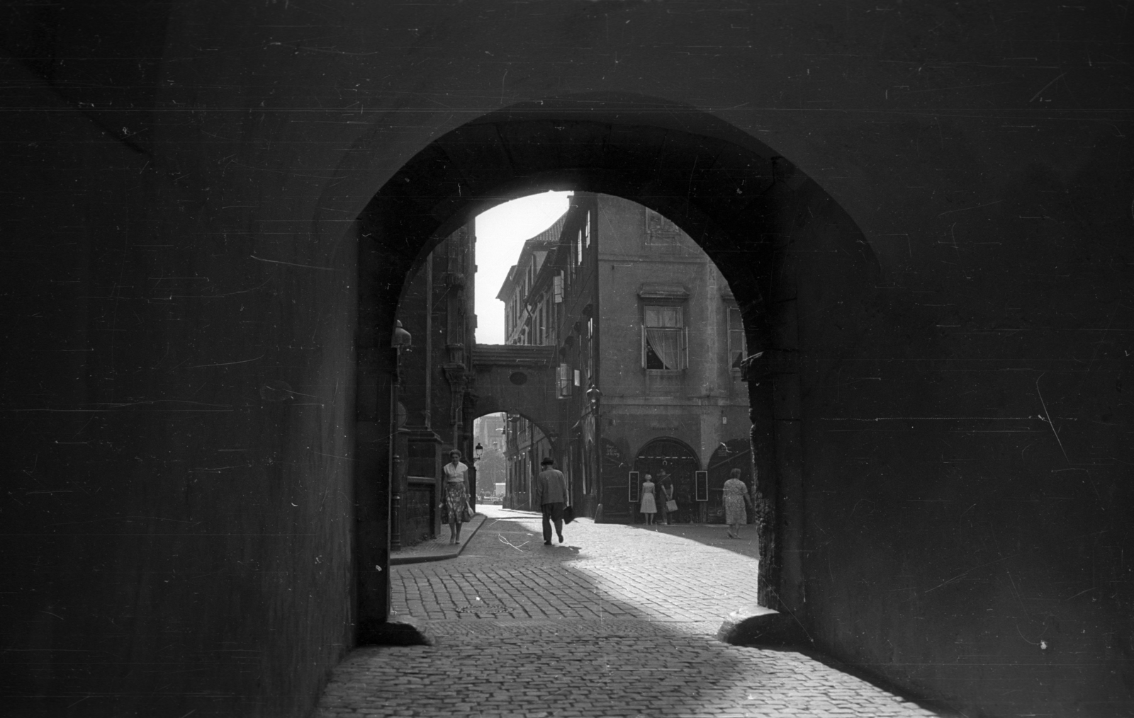 Czech Republik, Prague, átjáró a Týnská ulice felé, balra a háttérben a Týn templom északkeleti sarka., 1958, G K, Czechoslovakia, cobblestones, Fortepan #12301