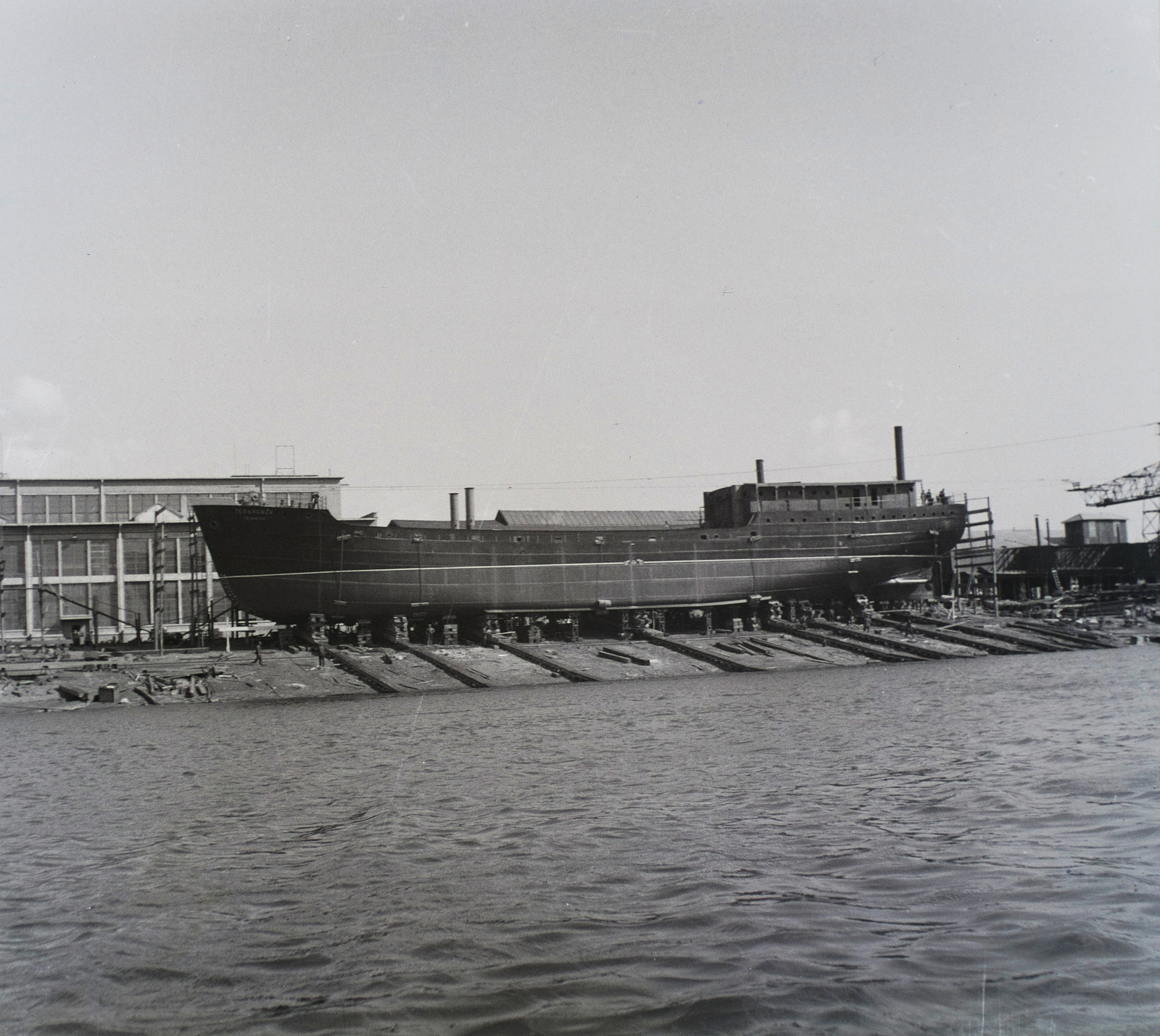 Hungary, »TELNOVSZK (1949) 1100 tonnás tengeri áruszállító csavaros motorhajó.« Leltári jelzet: MMKM TFGY 2017.1.1317., 1949, Magyar Műszaki és Közlekedési Múzeum / Történeti Fényképek Gyűjteménye / Ganz gyűjtemény, Cyrillic alphabet, 1100 DWT-ship, Fortepan #123034