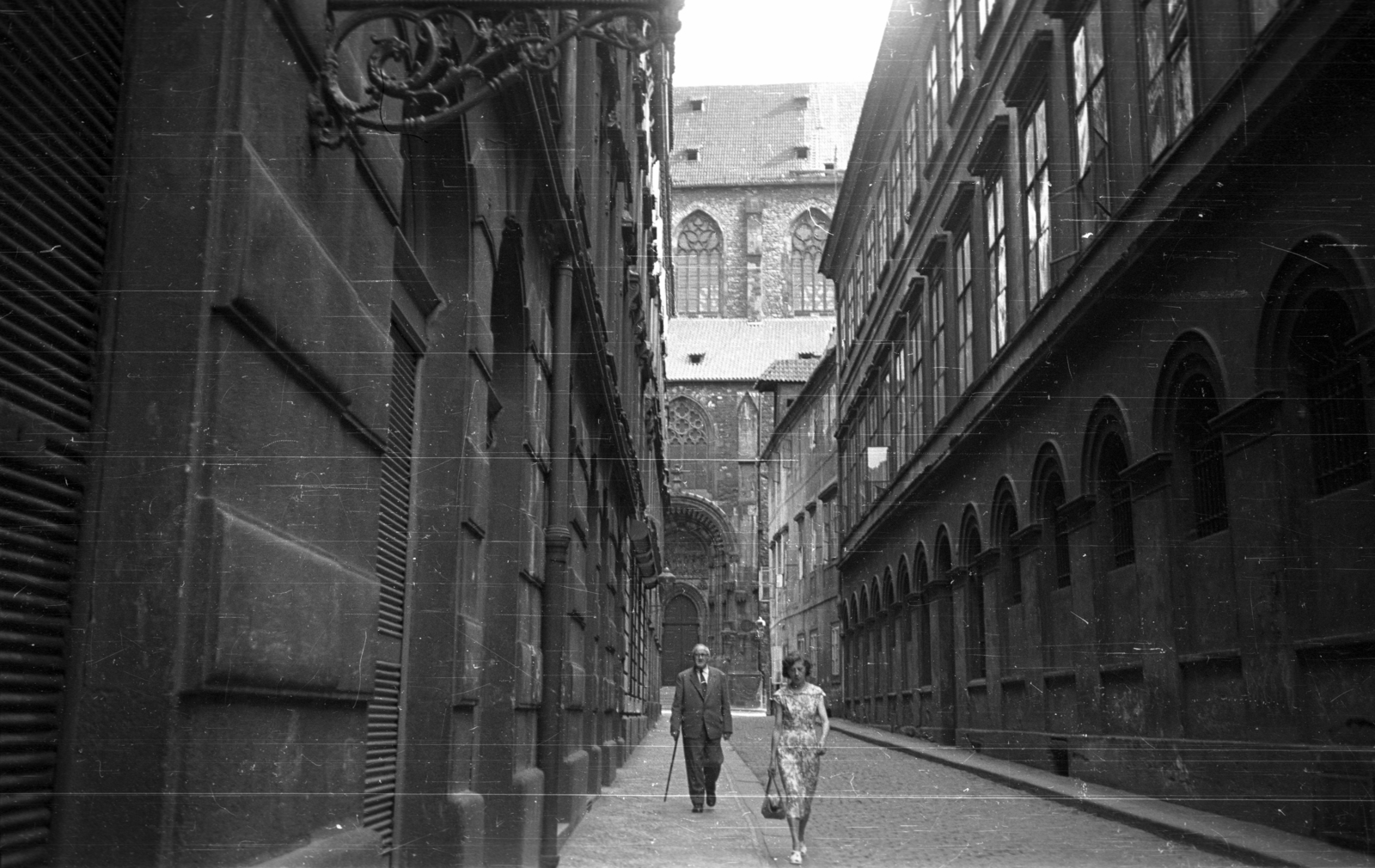 Czech Republik, Prague, Týnská ulicka, háttérben a Týn-templom északi homlokzata., 1958, G K, Czechoslovakia, street view, walking cane, gothic, Fortepan #12305