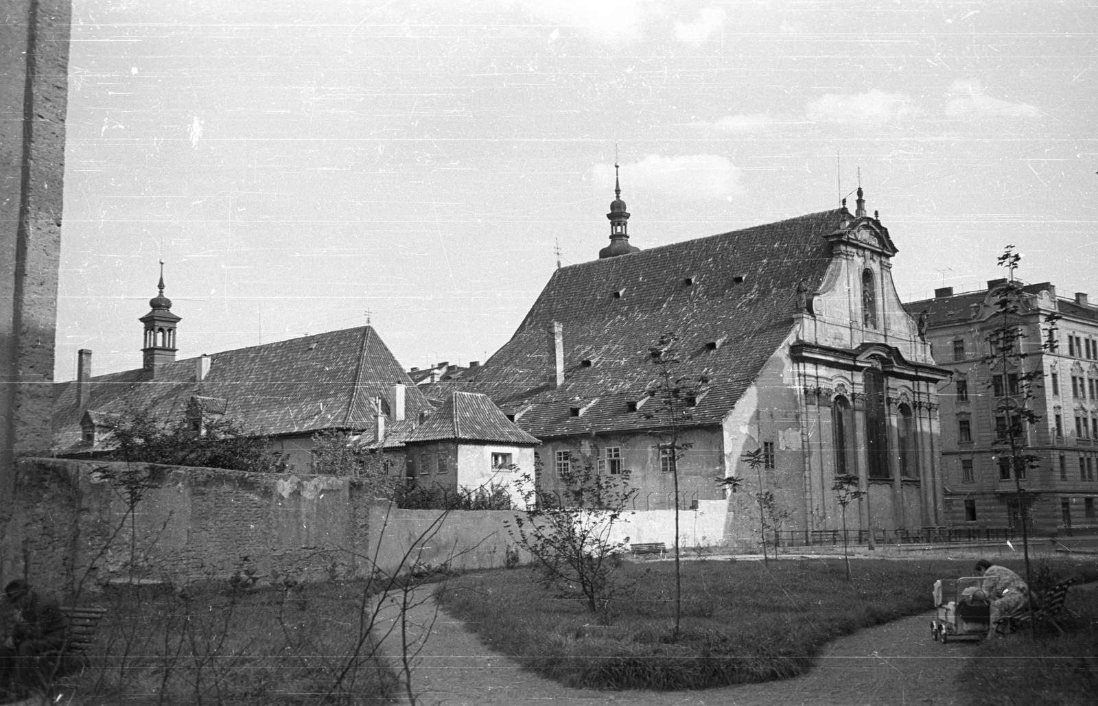 Czech Republik, Prague, a Szent Simon és Judás-templom a Dušní ulice és a Dvořákovo nábřeží sarkán található, mára beépített térről nézve., 1958, G K, Czechoslovakia, church, baby carriage, Baroque-style, Fortepan #12306