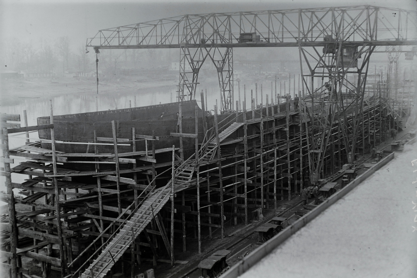 Hungary, »OLEG KOSEVOJ (1950)  1100 tonnás tengeri áruszállító csavaros motorhajó /ép. sz. 1545/ 60 %-os állapotban a sólyán.« Leltári jelzet: MMKM TFGY 2017.1.1411., 1949, Magyar Műszaki és Közlekedési Múzeum / Történeti Fényképek Gyűjteménye / Ganz gyűjtemény, Cyrillic alphabet, 1100 DWT-ship, gantry crane, Fortepan #123062