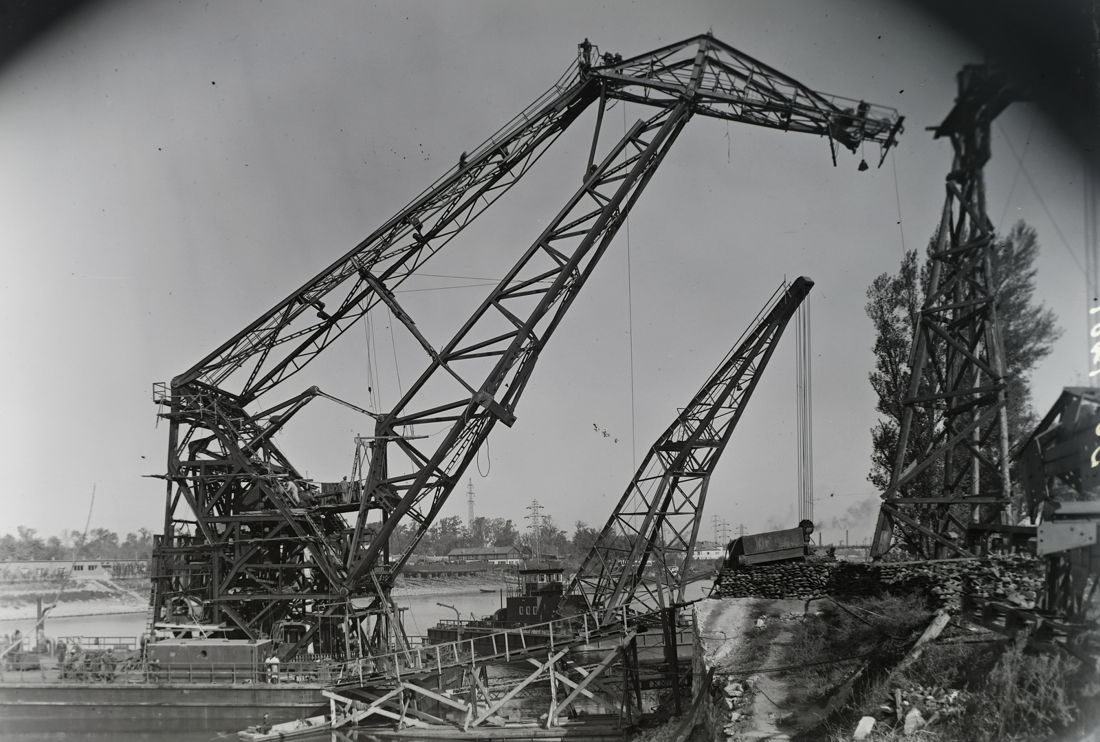 Magyarország, Budapest XIII., Újpesti-öböl, Ganz Hajógyár, előtérben az N. V. 100 tonnás úszódaru, mögötte a Táncsics Mihály 50 tonnás úszódaru. Balra a Népsziget, jobbra a háttérben az Újpesti vasúti híd pilléreire épített ideiglenes híd. Leltári jelzet: MMKM TFGY 2017.1.1465., 1950, Magyar Műszaki és Közlekedési Múzeum / Történeti Fényképek Gyűjteménye / Ganz gyűjtemény, úszódaru, Budapest, Fortepan #123065