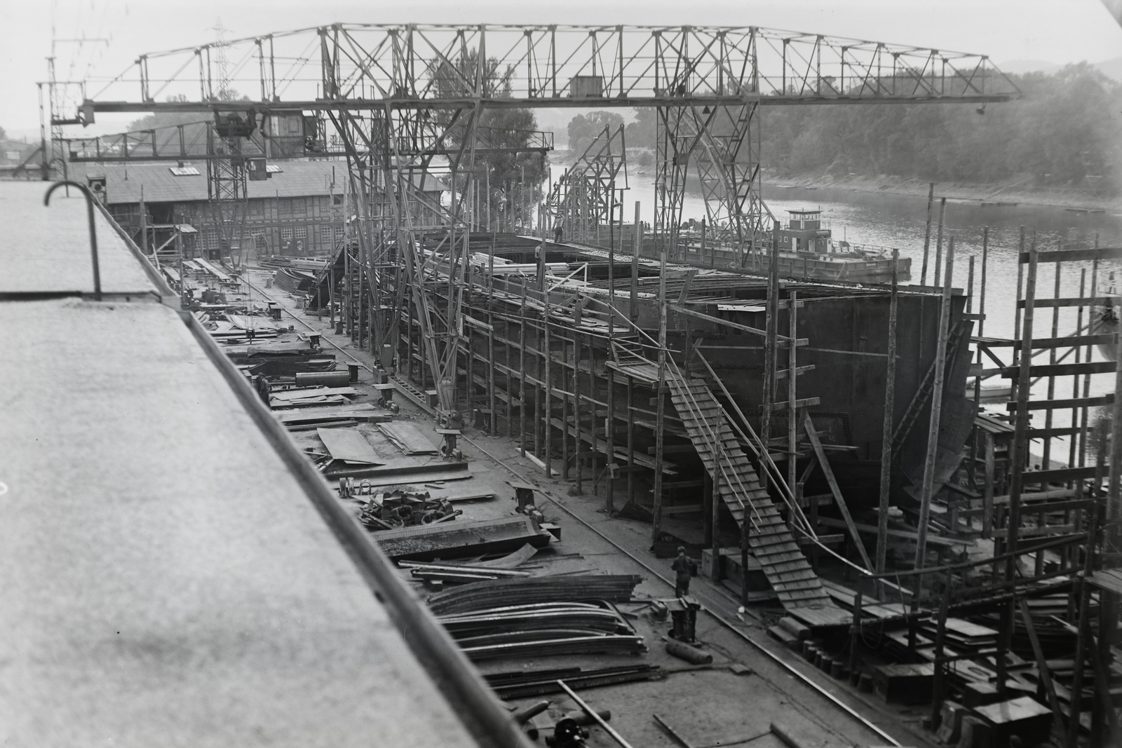 Magyarország, »MUSSZORSZKIJ (1951)  1100 tonnás tengeri hajó a sólyán /ép. sz. 1553/, háttérben a TÁNCSICS MIHÁLY (1949) úszódaru.« Leltári jelzet: MMKM TFGY 2017.1.1449., 1950, Magyar Műszaki és Közlekedési Múzeum / Történeti Fényképek Gyűjteménye / Ganz gyűjtemény, hajó, úszódaru, palló, állvány, Fortepan #123087