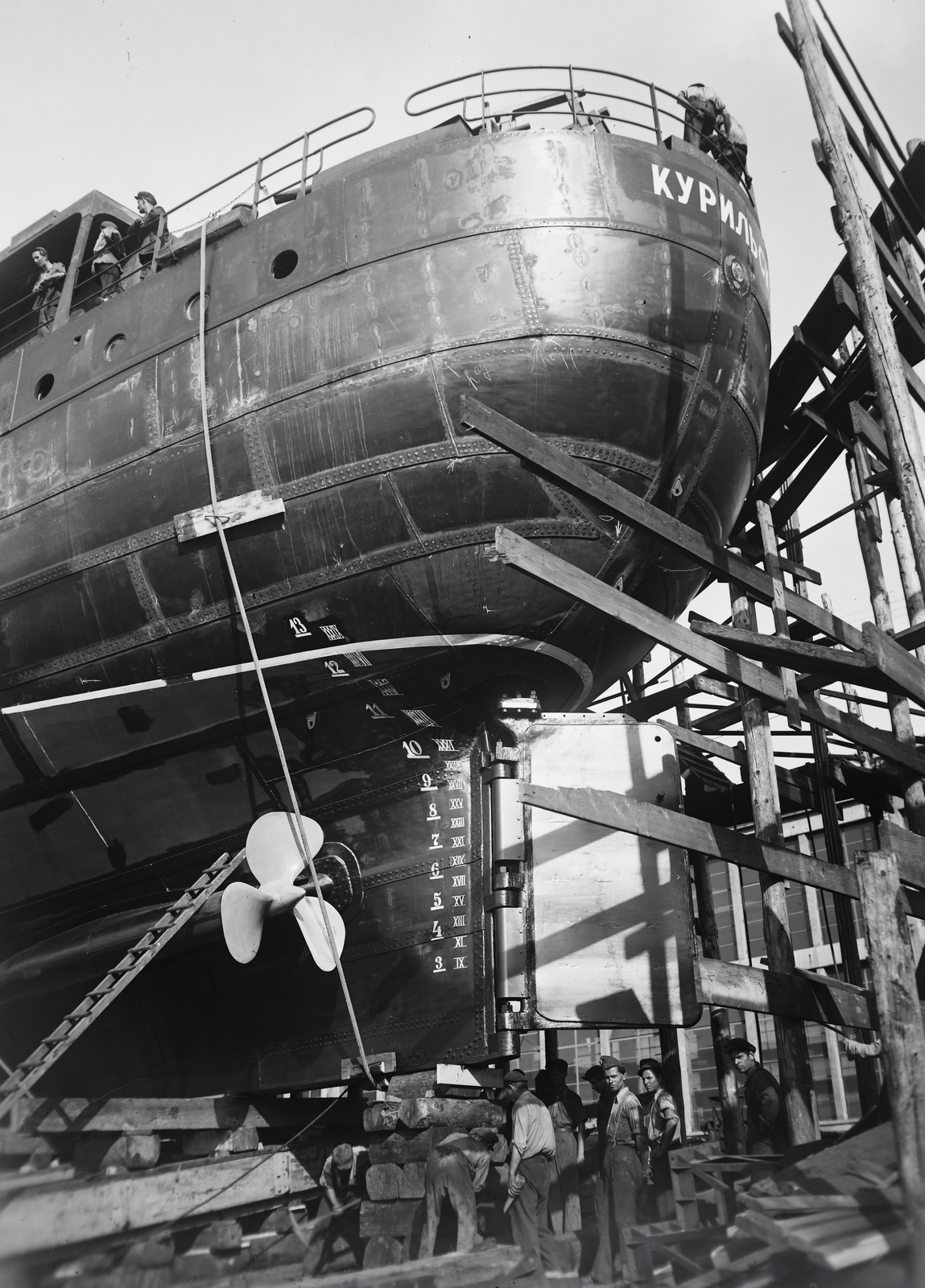 Hungary, »KURILSZK (1950) 1100 tonnás tengeri hajó a sólyán /ép. sz. 1548/ tatja.« Leltári jelzet: MMKM TFGY 2017.1.1452., 1950, Magyar Műszaki és Közlekedési Múzeum / Történeti Fényképek Gyűjteménye / Ganz gyűjtemény, Cyrillic alphabet, national emblem, 1100 DWT-ship, Roman numerals, propeller, Fortepan #123089