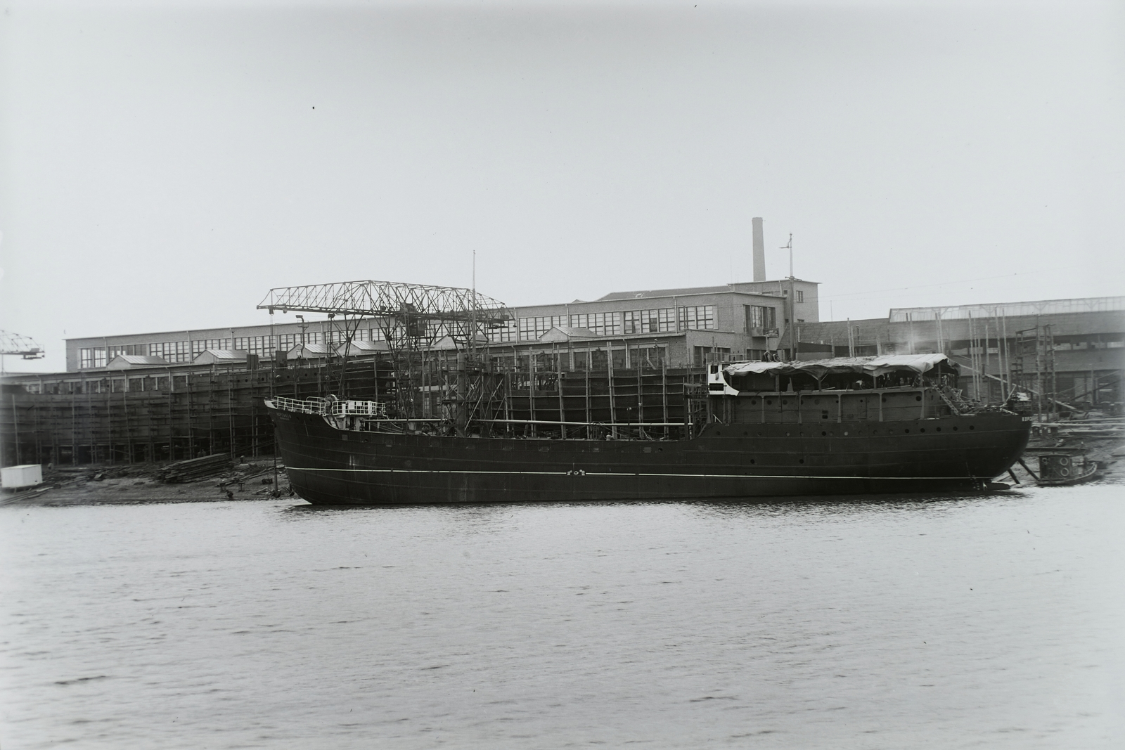 Hungary, »KORSZAKOV (1949) 1100 tonnás tengeri áruszállító csavaros motorhajó vízen.« Leltári jelzet: MMKM TFGY 2017.1.1331., 1949, Magyar Műszaki és Közlekedési Múzeum / Történeti Fényképek Gyűjteménye / Ganz gyűjtemény, Cyrillic alphabet, 1100 DWT-ship, Fortepan #123100