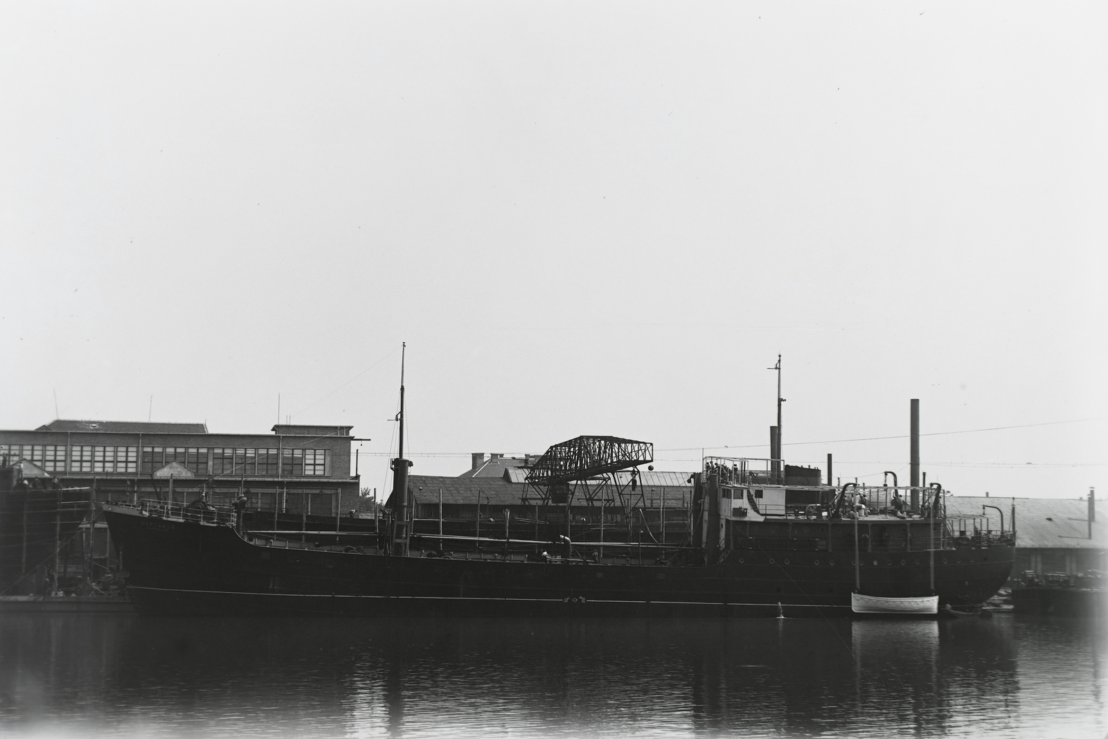 Hungary, »KORSZAKOV (1949) 1100 tonnás tengeri áruszállító csavaros motorhajó kikötőben, mentőcsónak leeresztése.« Leltári jelzet: MMKM TFGY 2017.1.1340., 1949, Magyar Műszaki és Közlekedési Múzeum / Történeti Fényképek Gyűjteménye / Ganz gyűjtemény, Cyrillic alphabet, 1100 DWT-ship, Fortepan #123101