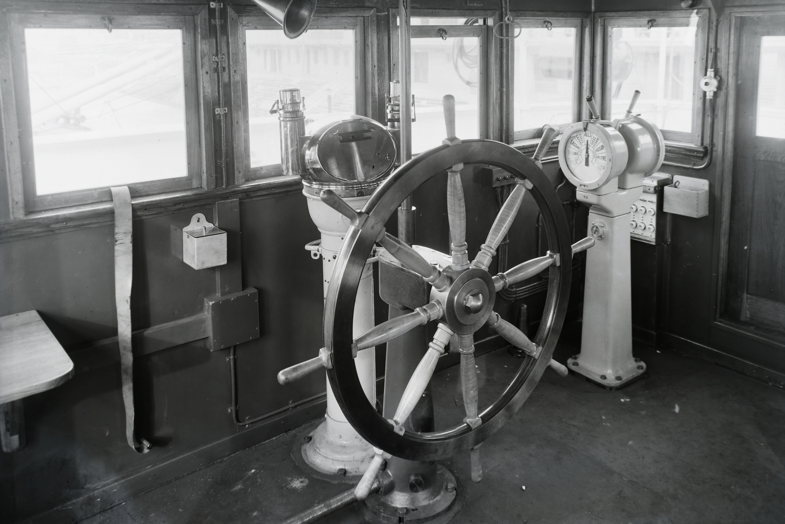 Hungary, »Zárt parancsnoki kormányállás parancsjelző készülékkel busszolóval.« Leltári jelzet: MMKM TFGY 2017.1.224., 1937, Magyar Műszaki és Közlekedési Múzeum / Történeti Fényképek Gyűjteménye / Ganz gyűjtemény, Fortepan #123107