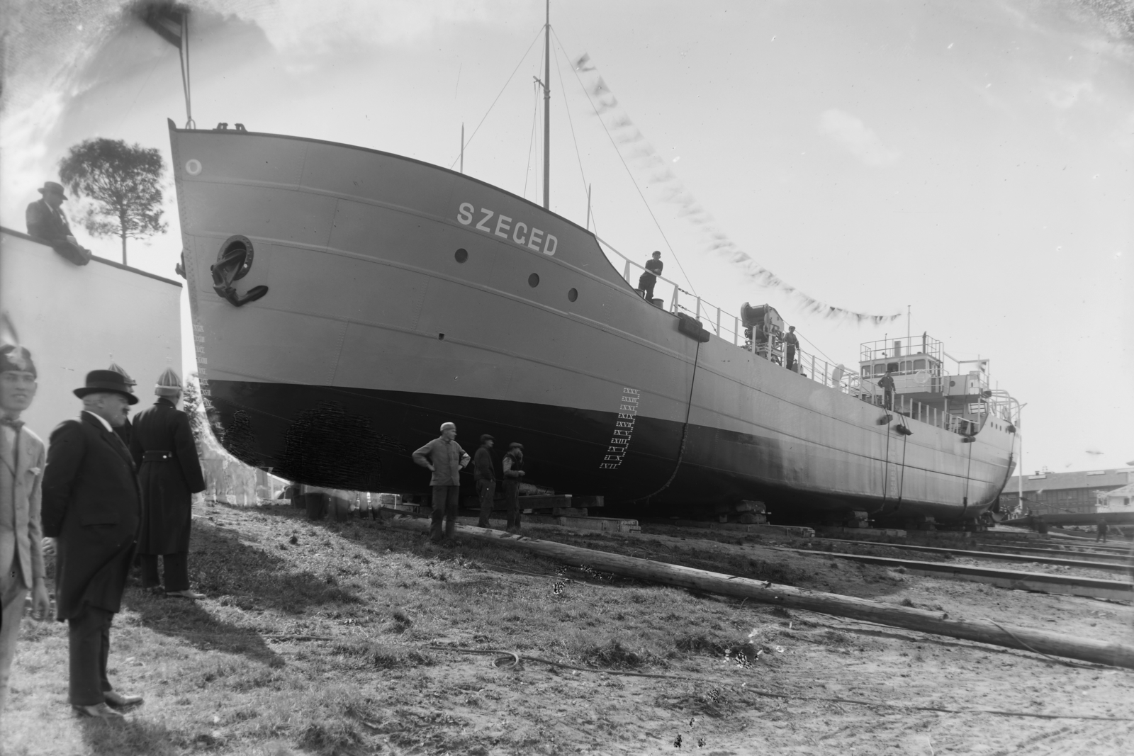 Hungary, Budapest XIII., Újpesti-öböl, Ganz és Tsa. Villamossági-, Gép-, Waggon- és Hajógyár Rt., DTRT Szeged (1936) Duna-tengerjáró áruszállító hajó vízrebocsátása. Leltári jelzet: MMKM TFGY 2017.1.24., 1936, Magyar Műszaki és Közlekedési Múzeum / Történeti Fényképek Gyűjteménye / Ganz gyűjtemény, Budapest, Fortepan #123108