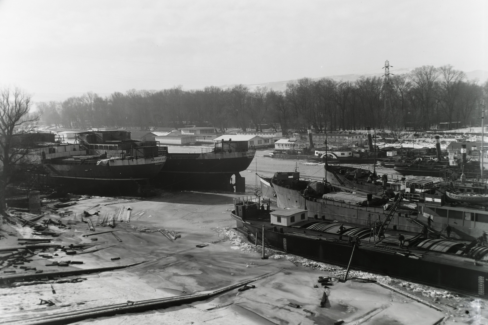 Magyarország, Budapest XIII., Újpesti-öböl, Ganz és Tsa. Villamossági-, Gép-, Waggon- és Hajógyár Rt., téli kikötő. Előtérben a Magyar Vitéz (1942), Magyar Tengerész (1942) és a Kassa (1939), Szeged (1936) és a Hunor (1938) áruszállító csavaros motorhajók. Leltári jelzet: MMKM TFGY 2017.1.767., 1943, Magyar Műszaki és Közlekedési Múzeum / Történeti Fényképek Gyűjteménye / Ganz gyűjtemény, Budapest, Fortepan #123110