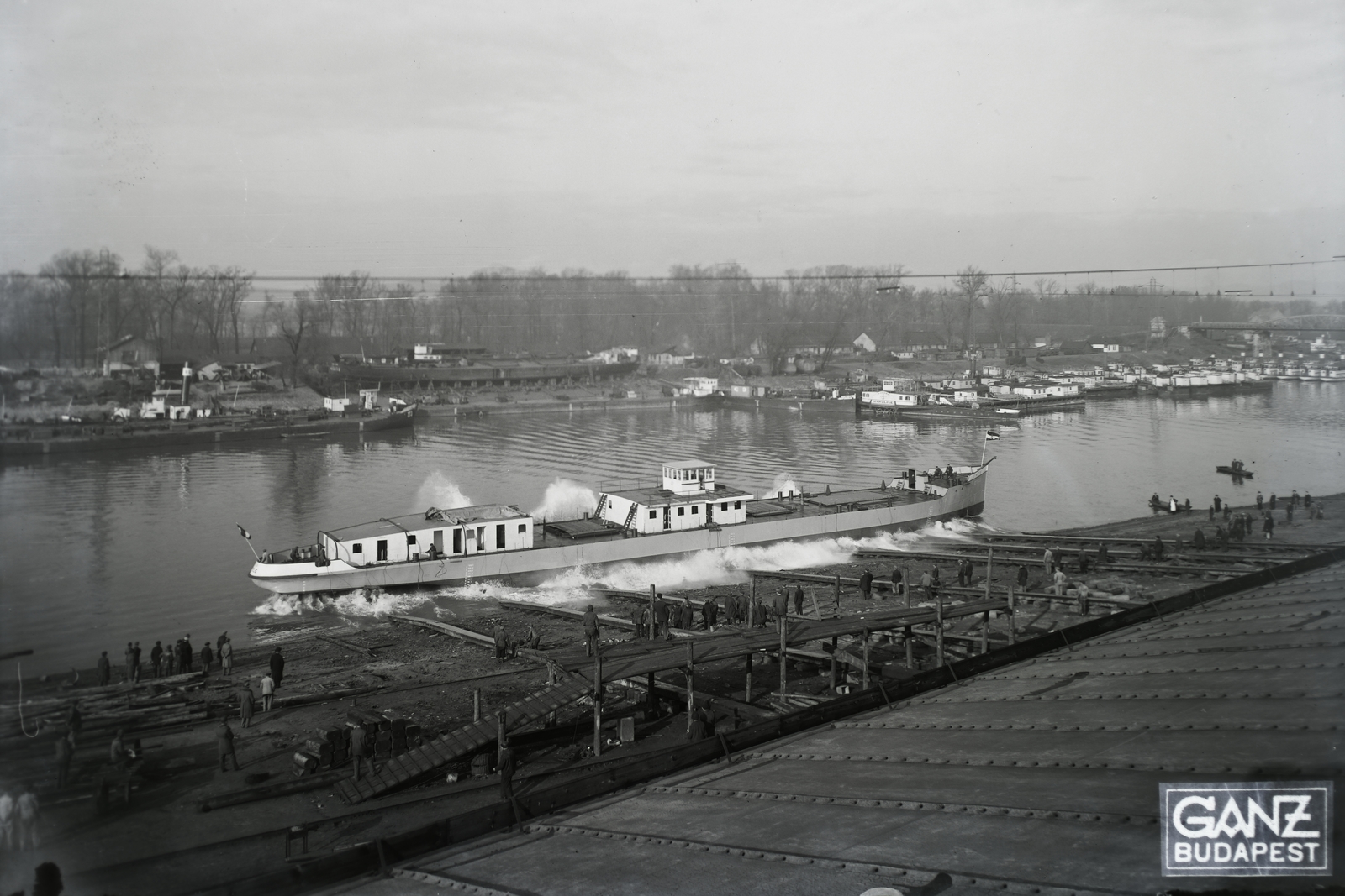 Hungary, »MFTR ETELE (1937) áruszállító csavaros motorhajó (paklishajó) vízrebocsájtása.« Leltári jelzet: MMKM TFGY 2017.1.243., 1937, Magyar Műszaki és Közlekedési Múzeum / Történeti Fényképek Gyűjteménye / Ganz gyűjtemény, Fortepan #123119